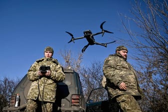 Ukrainische Soldaten steuern eine Drohne (Archivbild): Russische Militärblogger kritisieren deren Erfolge.