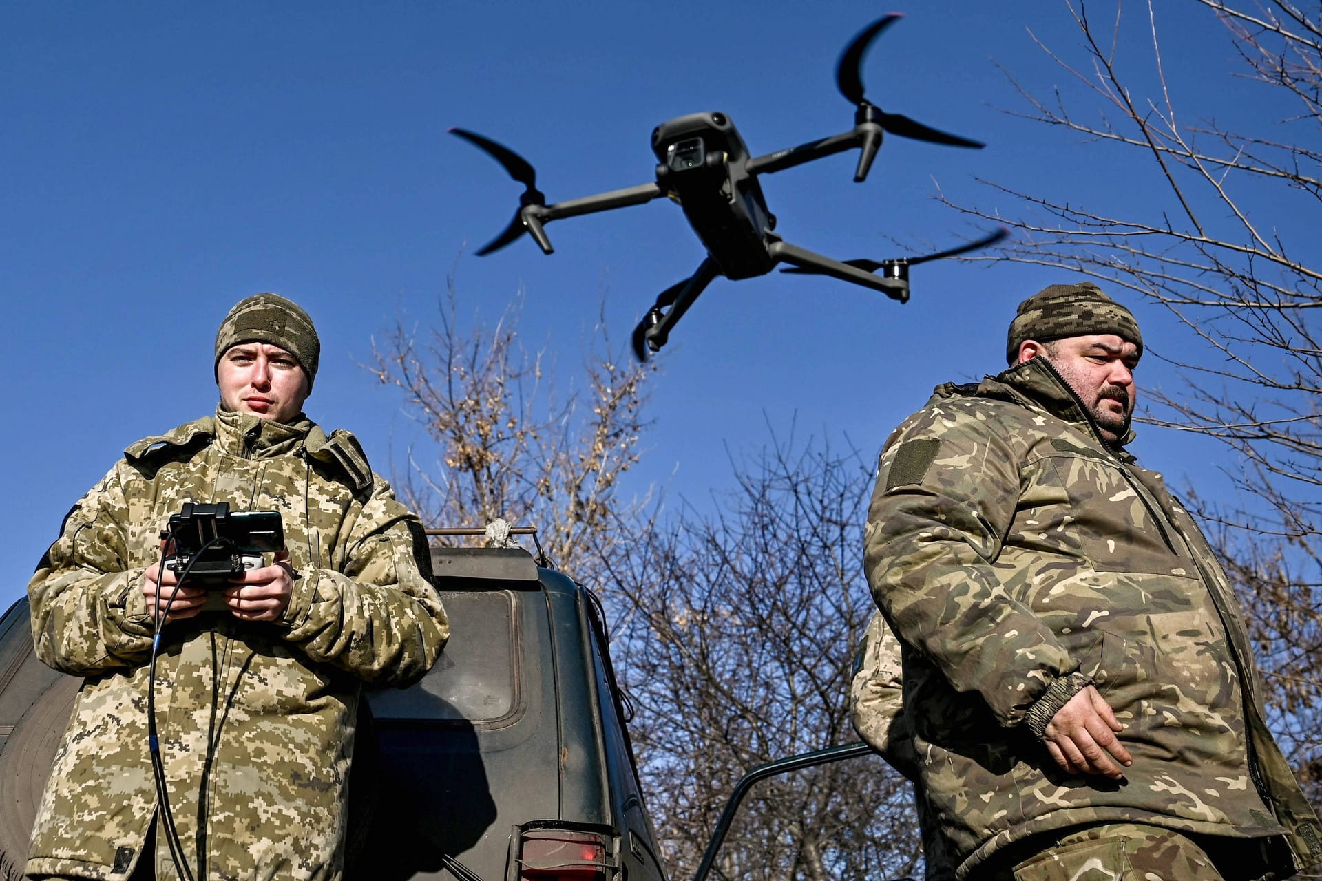 Ukrainische Soldaten steuern eine Drohne (Archivbild): Russische Militärblogger kritisieren deren Erfolge.