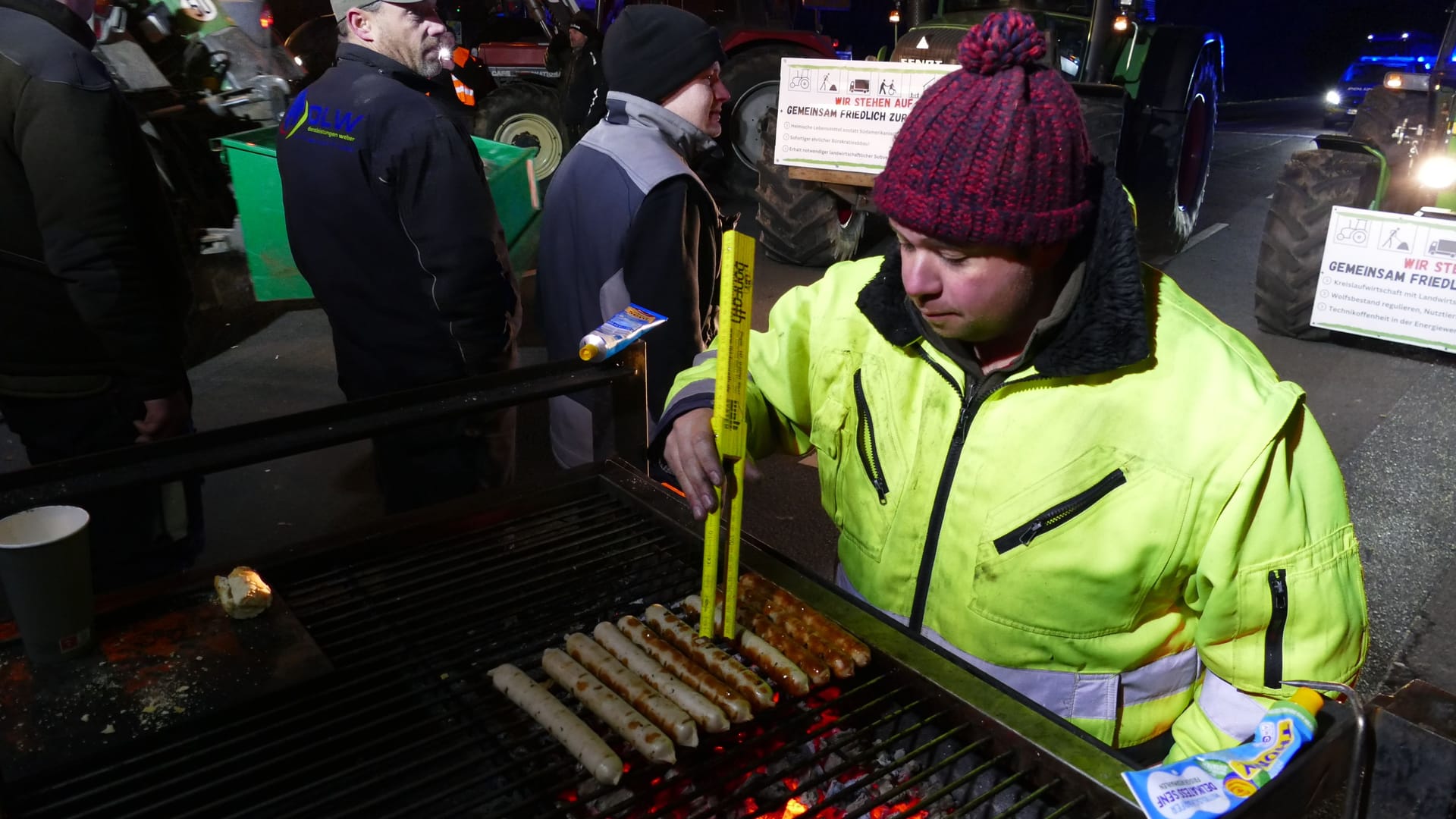 Protestieren macht hungrig: Landwirte grillen an der Bundesstraße 8.