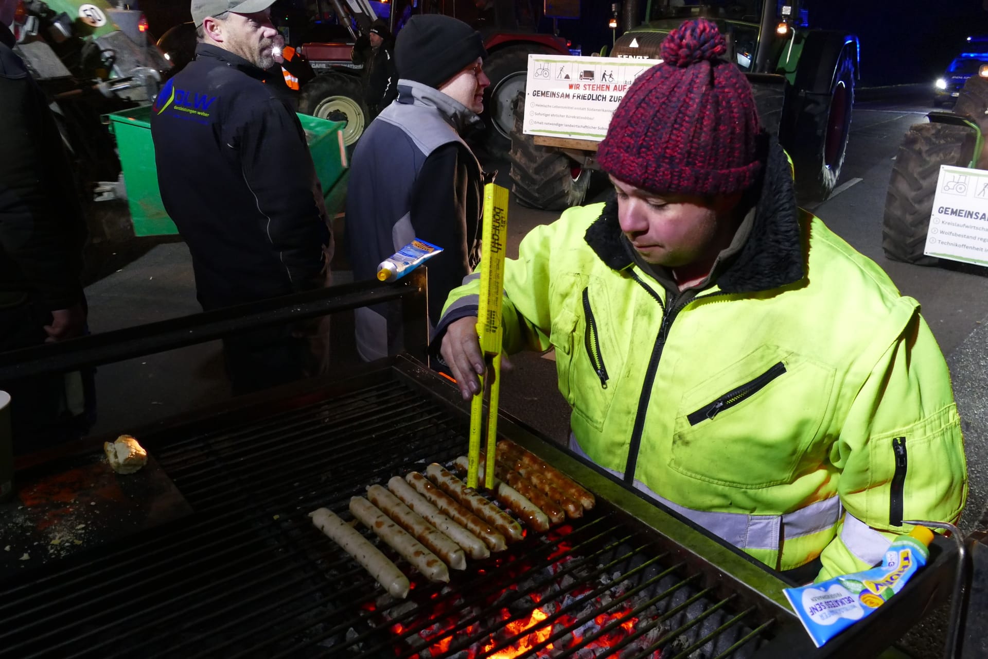 Protestieren macht hungrig: Landwirte grillen an der Bundesstraße 8.