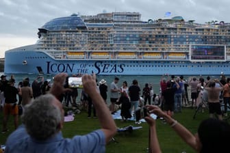 Die "Icon of the Seas" sticht in See: Sie ist das weltgrößte Kreuzfahrtschiff.