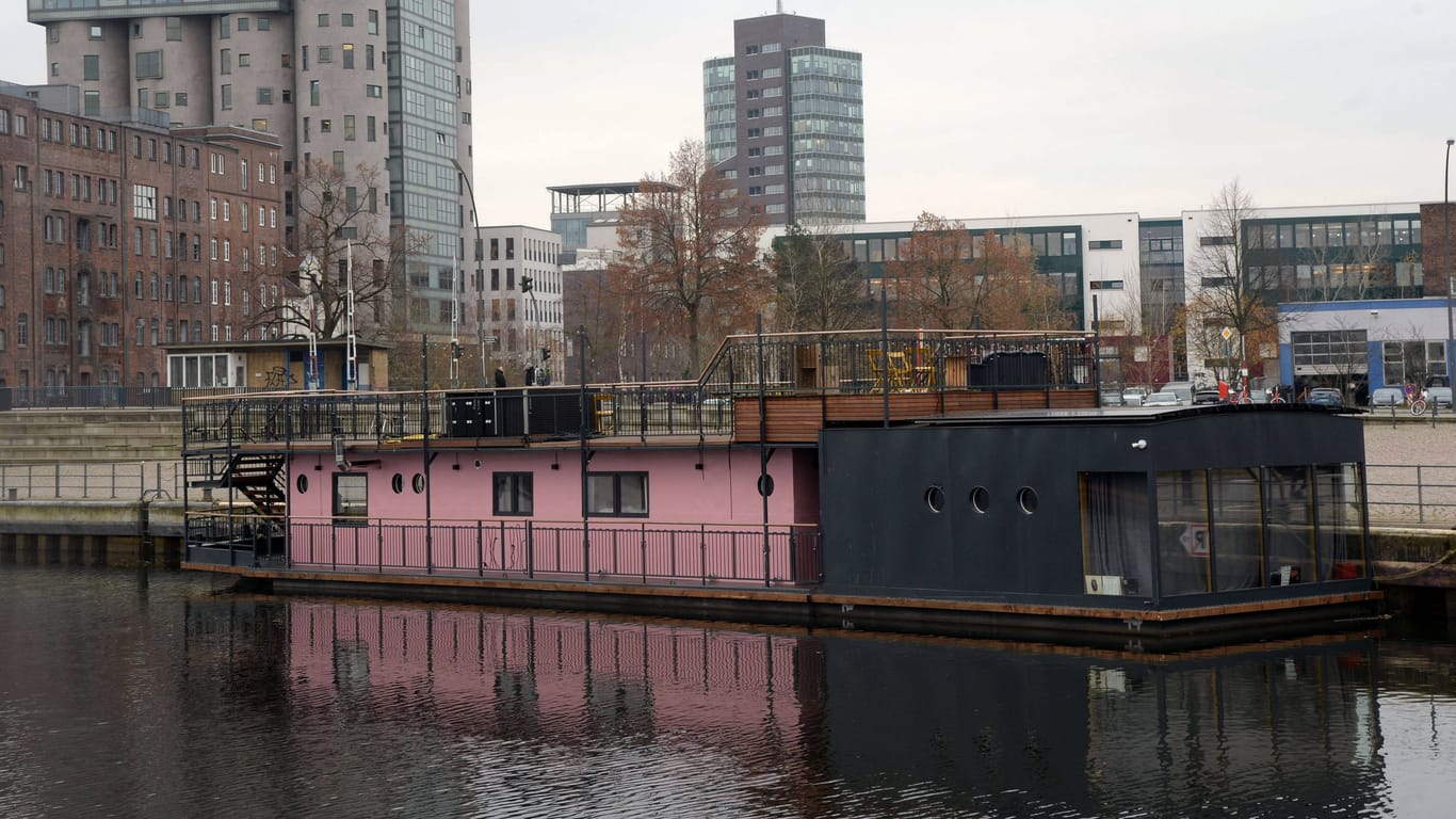 Das ehemalige Hausboot von Gunter Gabriel liegt im Harburger Binnenhafen: Wie es damit jetzt weitergeht, ist unklar.