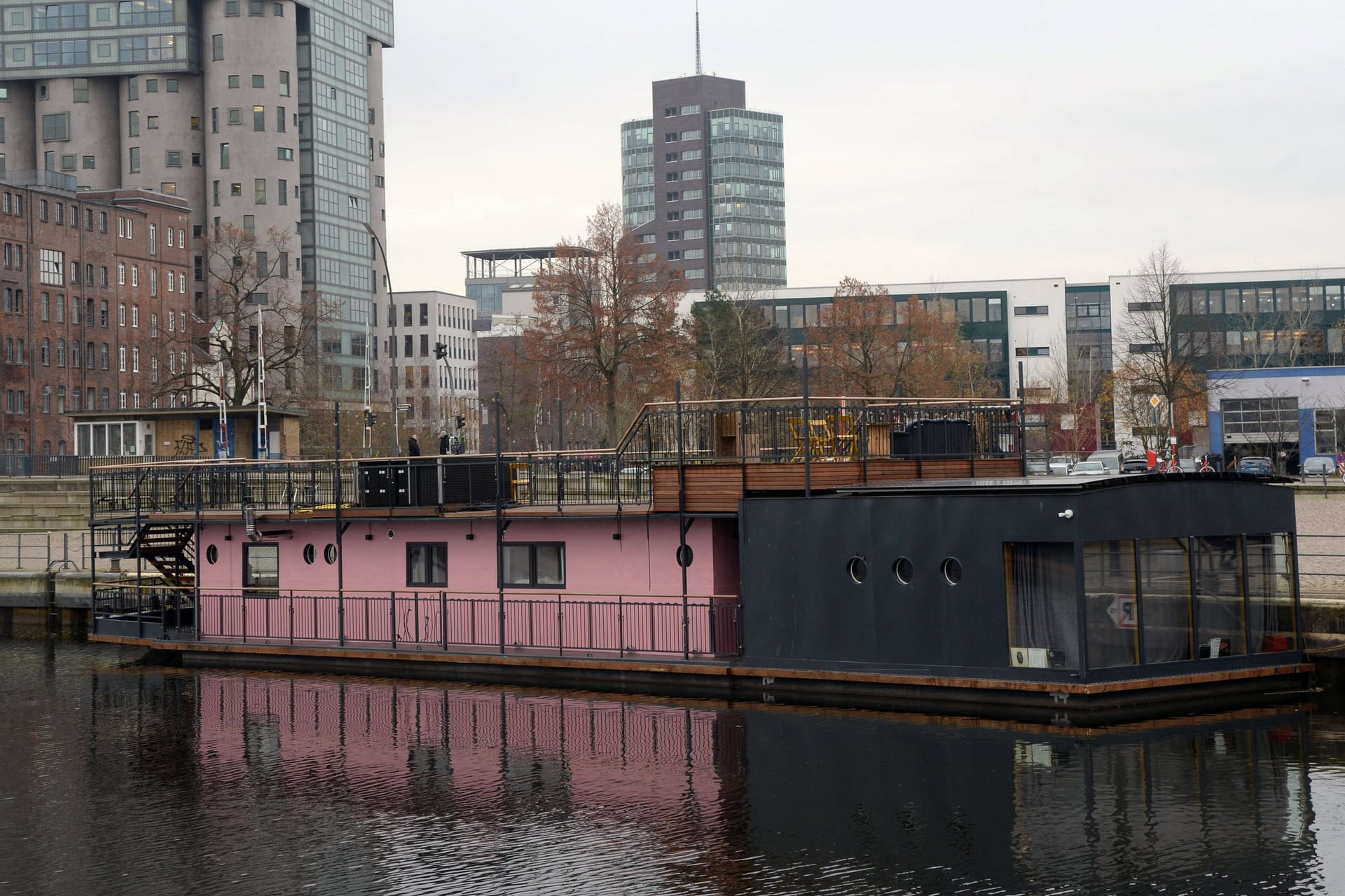 Das ehemalige Hausboot von Gunter Gabriel liegt im Harburger Binnenhafen: Wie es damit jetzt weitergeht, ist unklar.