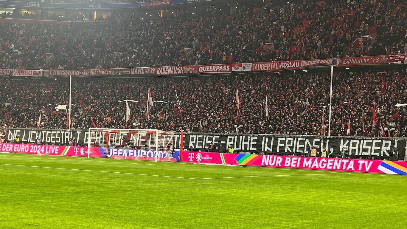 Trauer um die Klub-Legende: Das Banner der Bayern-Fans für Franz Beckenbauer.