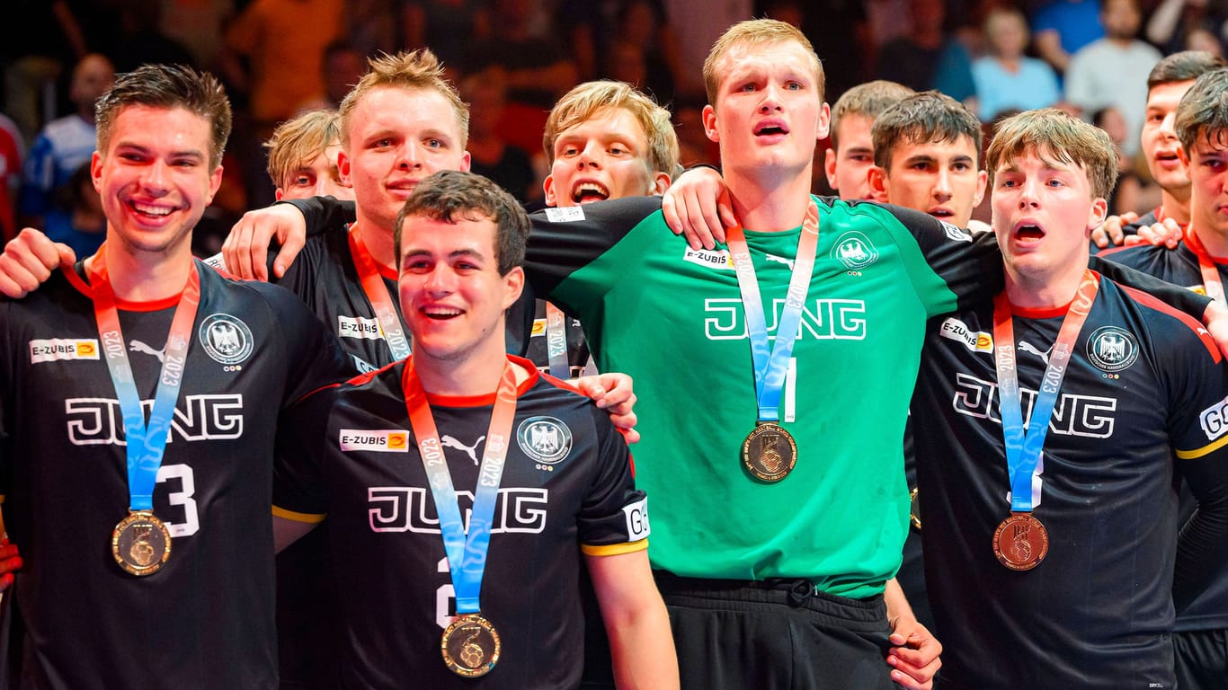 Renars Uscins (vorne, links), Justus Fischer (zweite Reihe, links), David Späth (vorne, 3. v. l.) und Nils Lichtlein (vorne, 4. v. l.) mit der Goldmedaille: Die U21-Weltmeister sind nun auch bei der EM dabei.