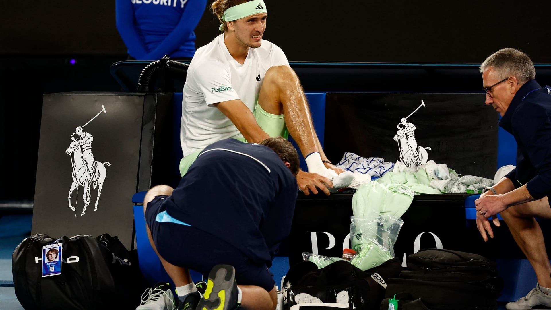 Sorgenvoller Blick: Alexander Zverev während des Medical Timeouts.