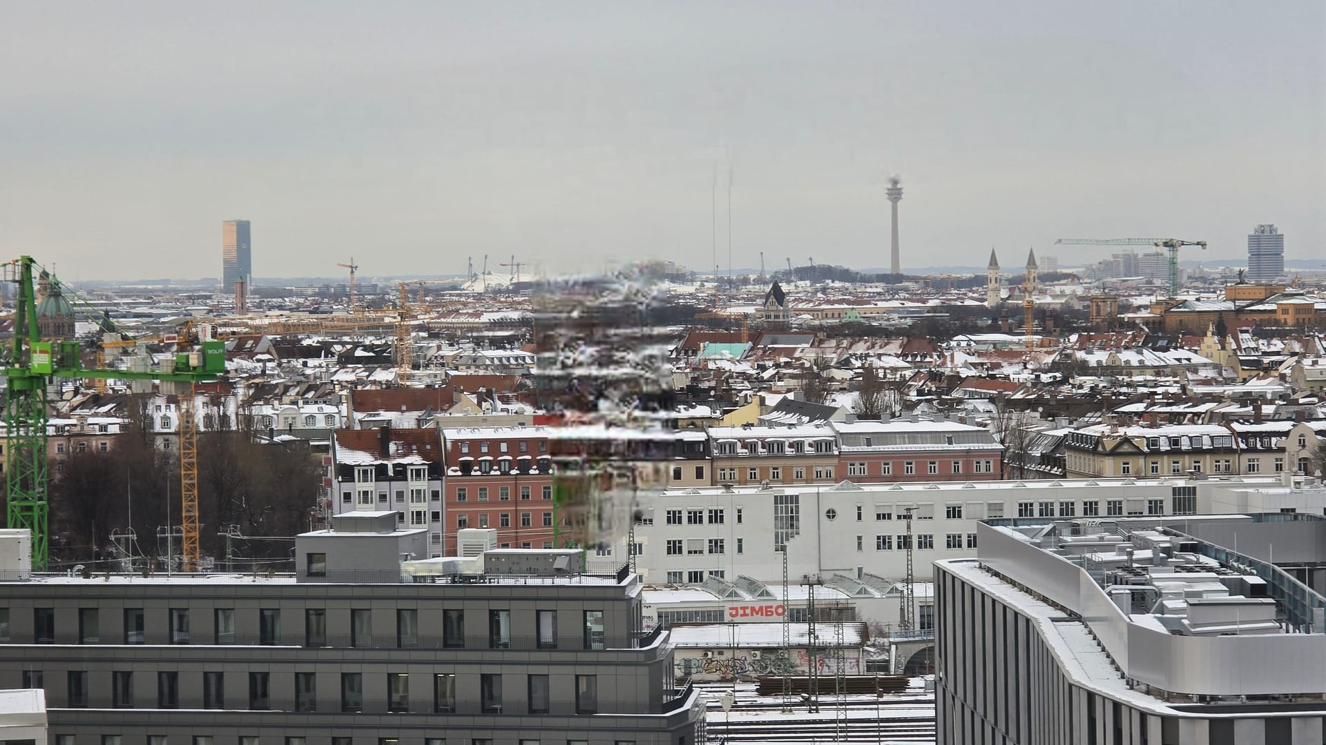 Nachher: Die Kräne sind weg. Allerdings auch die Spitze des Fernsehturms. Was bleibt, sind störende Pixelfragmente.