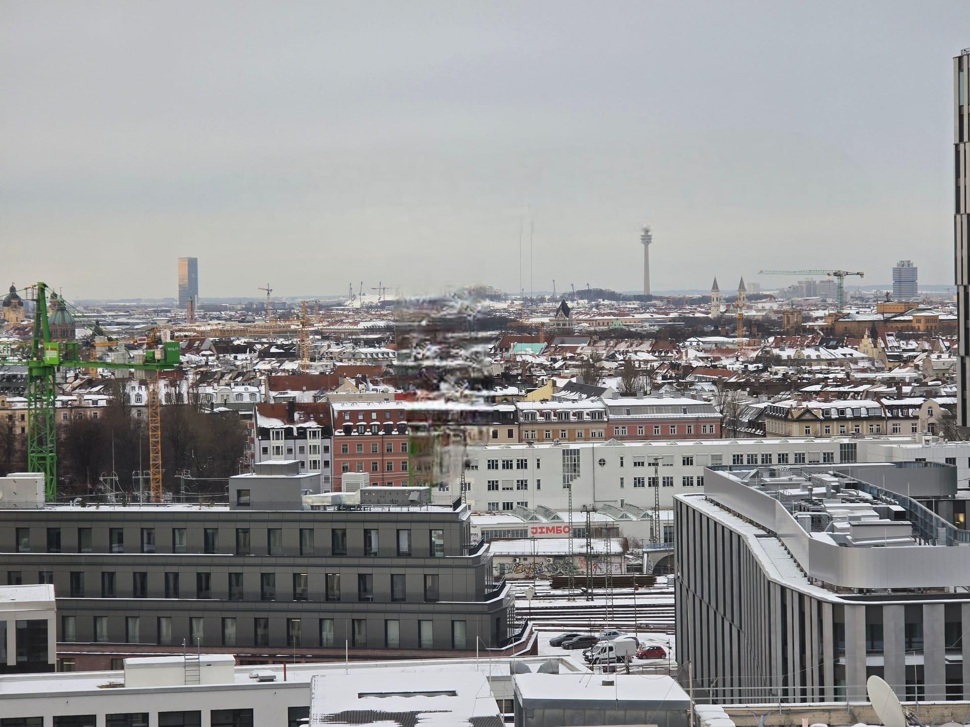 Nachher: Die Kräne sind weg. Allerdings auch die Spitze des Fernsehturms. Was bleibt, sind störende Pixelfragmente.