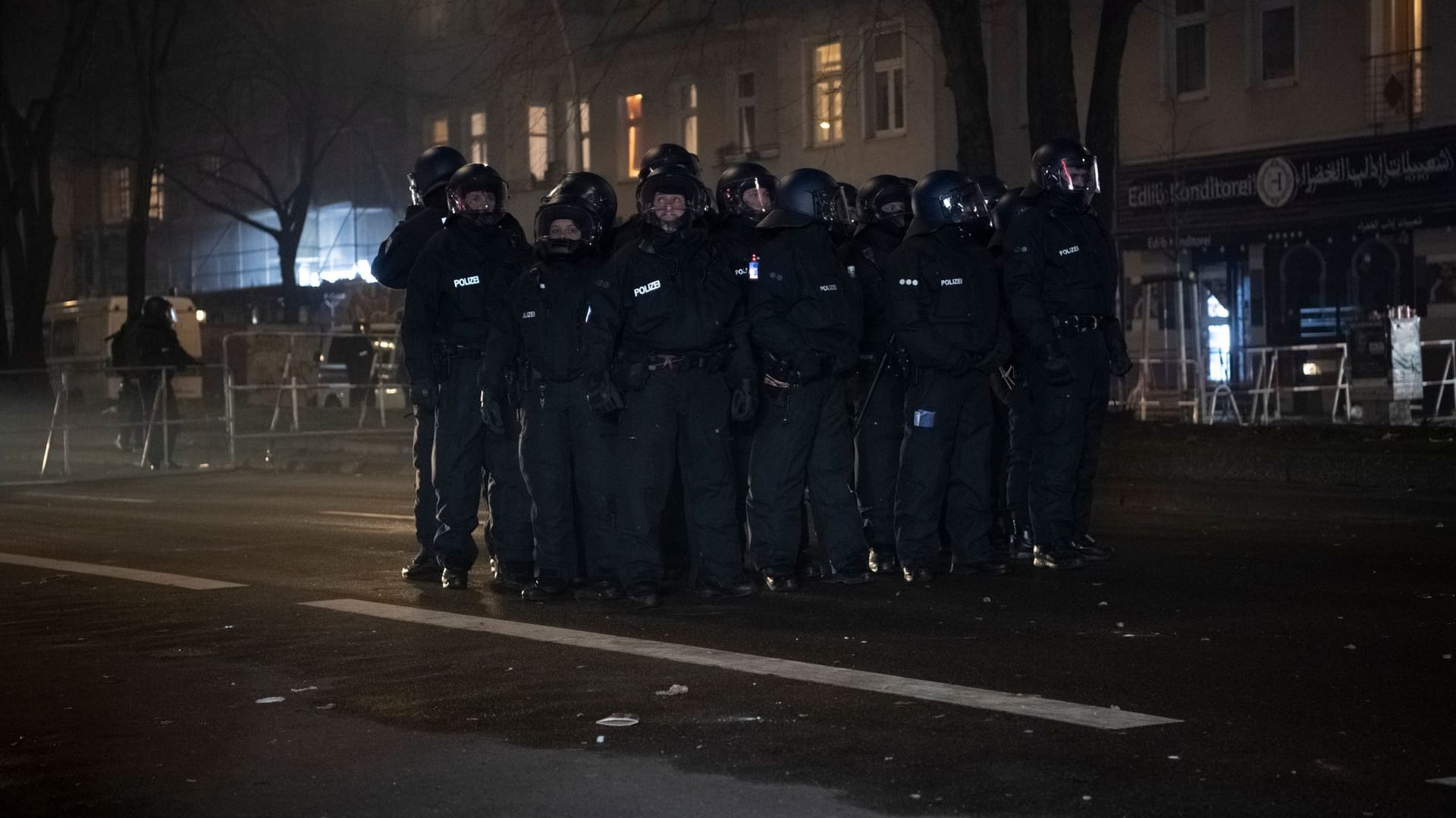 Polizeibeamte stehen auf der Sonnenallee: Dort blieb es wegen der verhängten Böllerverbotszone ruhig.