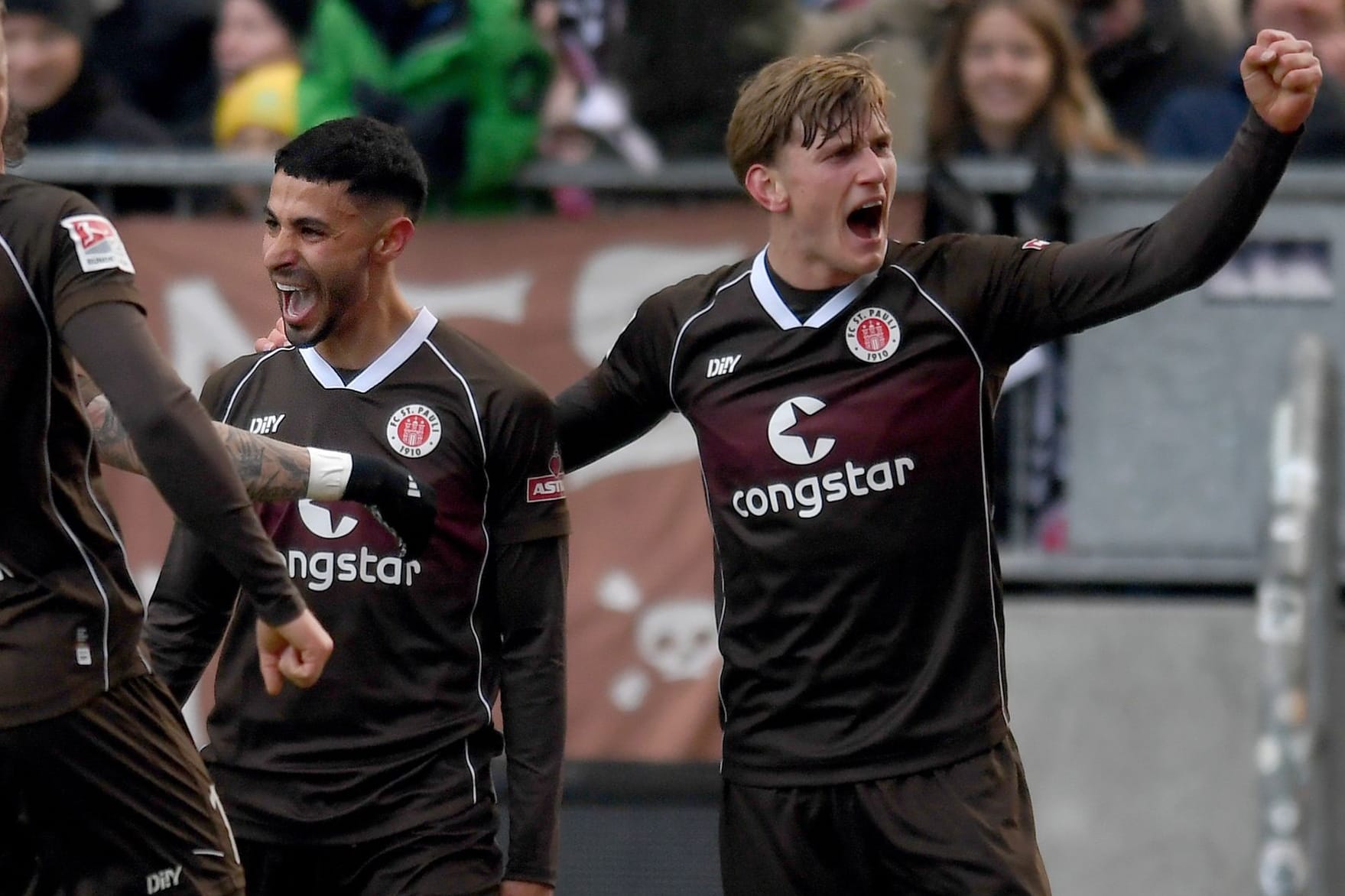 Elias Saad (l) jubelt nach seinem Tor 1:0 mit Aljoscha Kemlein (r): Die "Kiezkicker" glänzten zum Rückrunden-Auftakt.