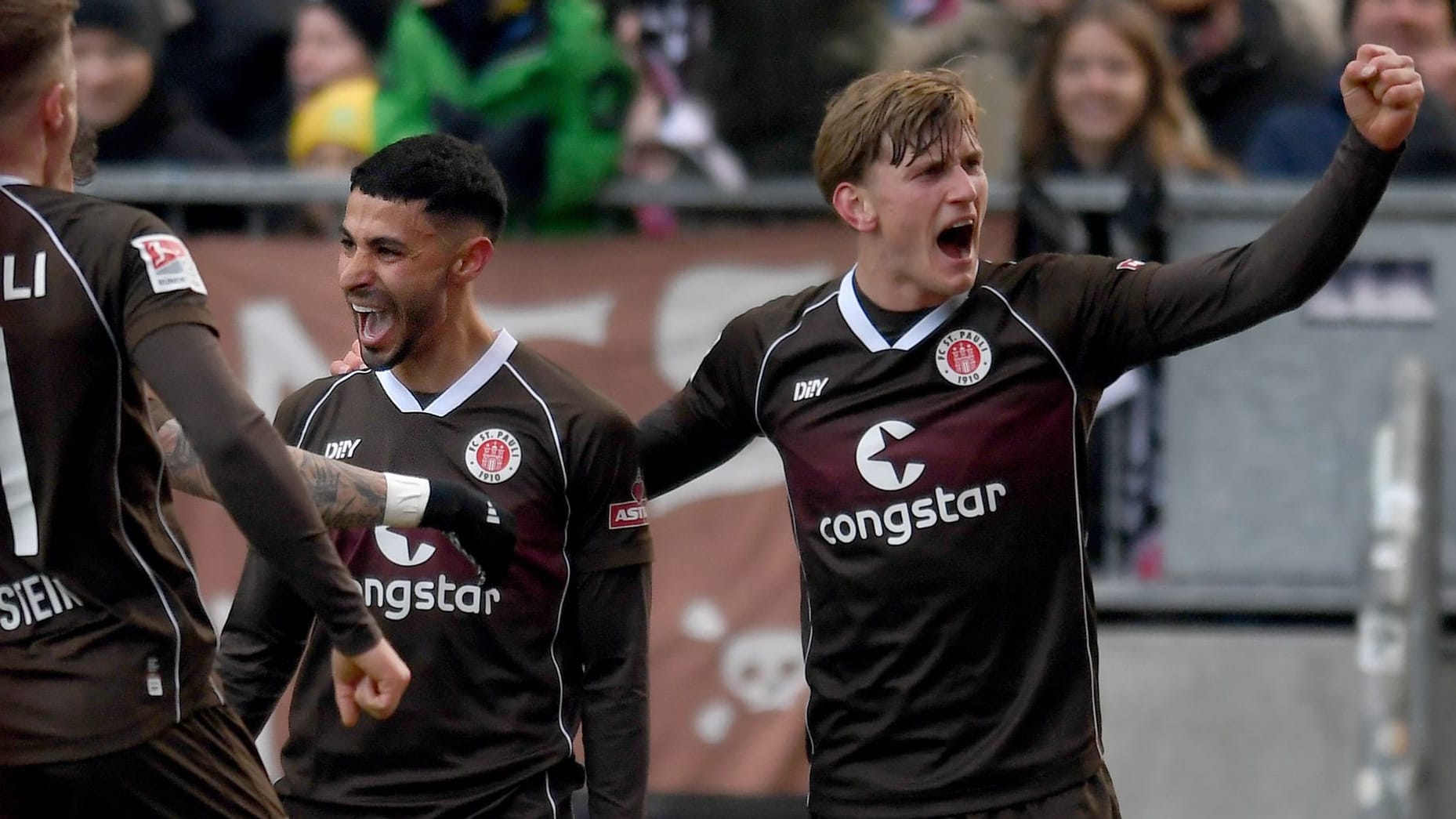 Elias Saad (l) jubelt nach seinem Tor 1:0 mit Aljoscha Kemlein (r): Die "Kiezkicker" glänzten zum Rückrunden-Auftakt.