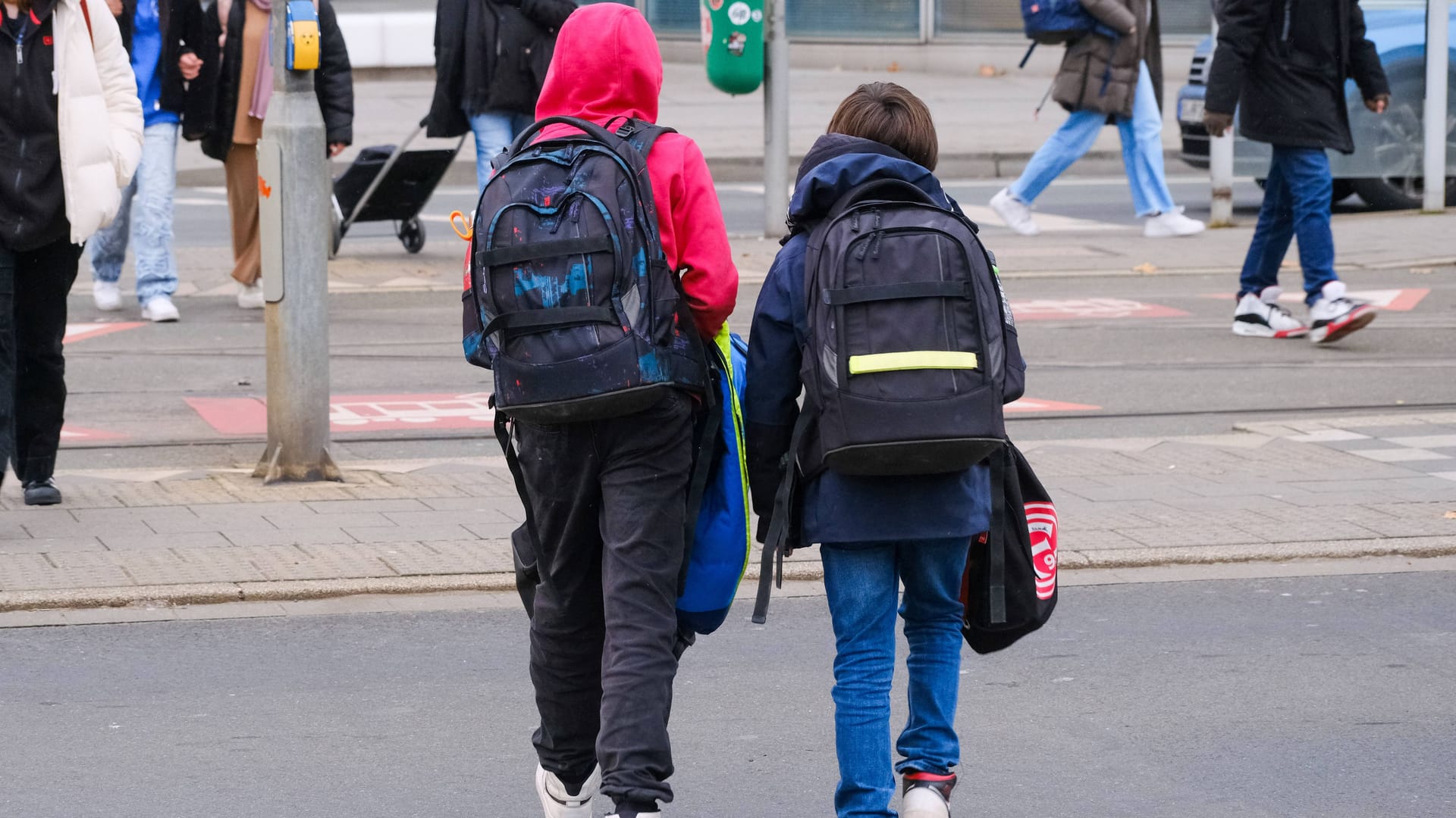 Schulkinder auf dem Heimweg (Symbolbild): Eine Grundschule wurde nach einer Bombendrohung geräumt.