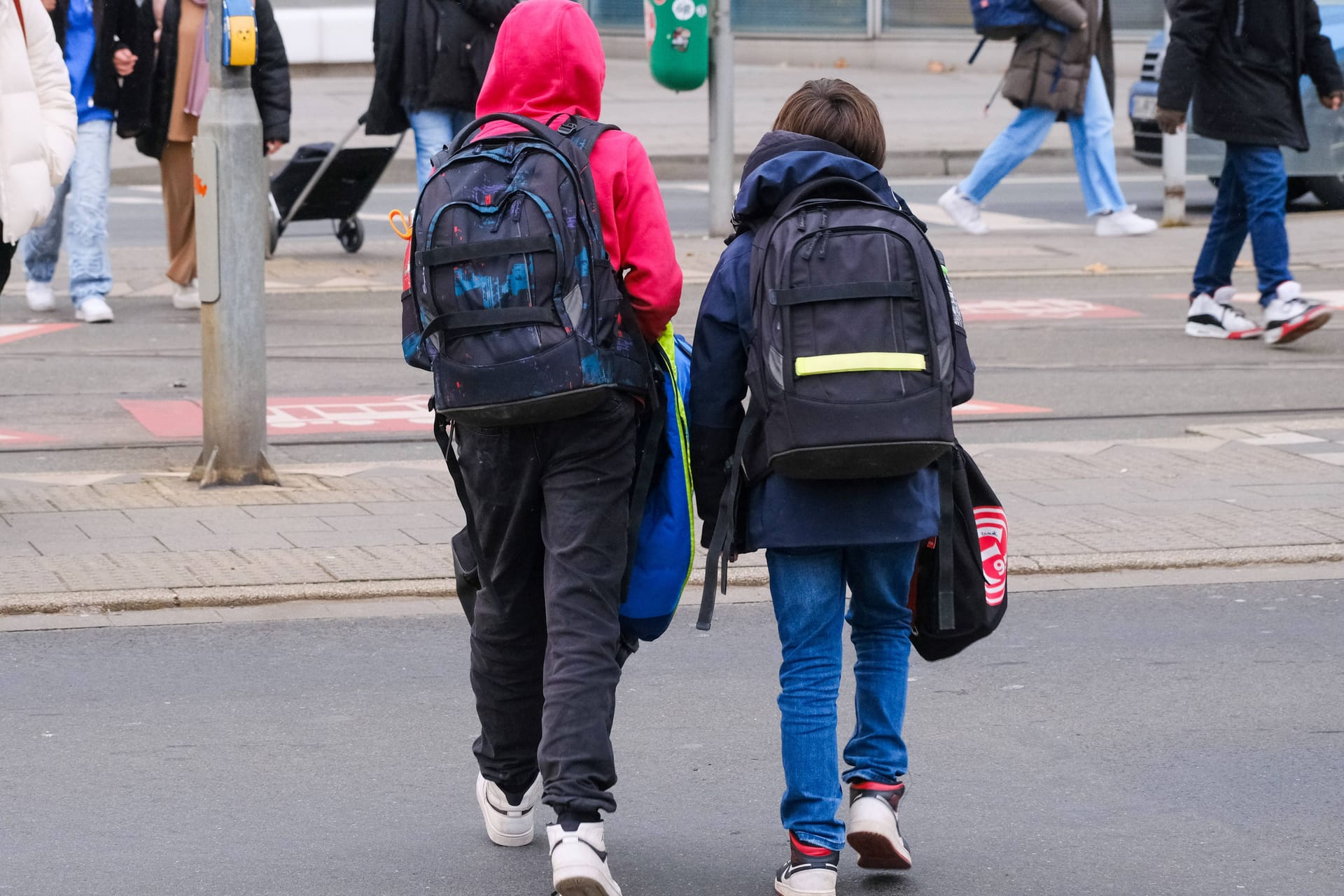 Schulkinder auf dem Heimweg (Symbolbild): Eine Grundschule wurde nach einer Bombendrohung geräumt.