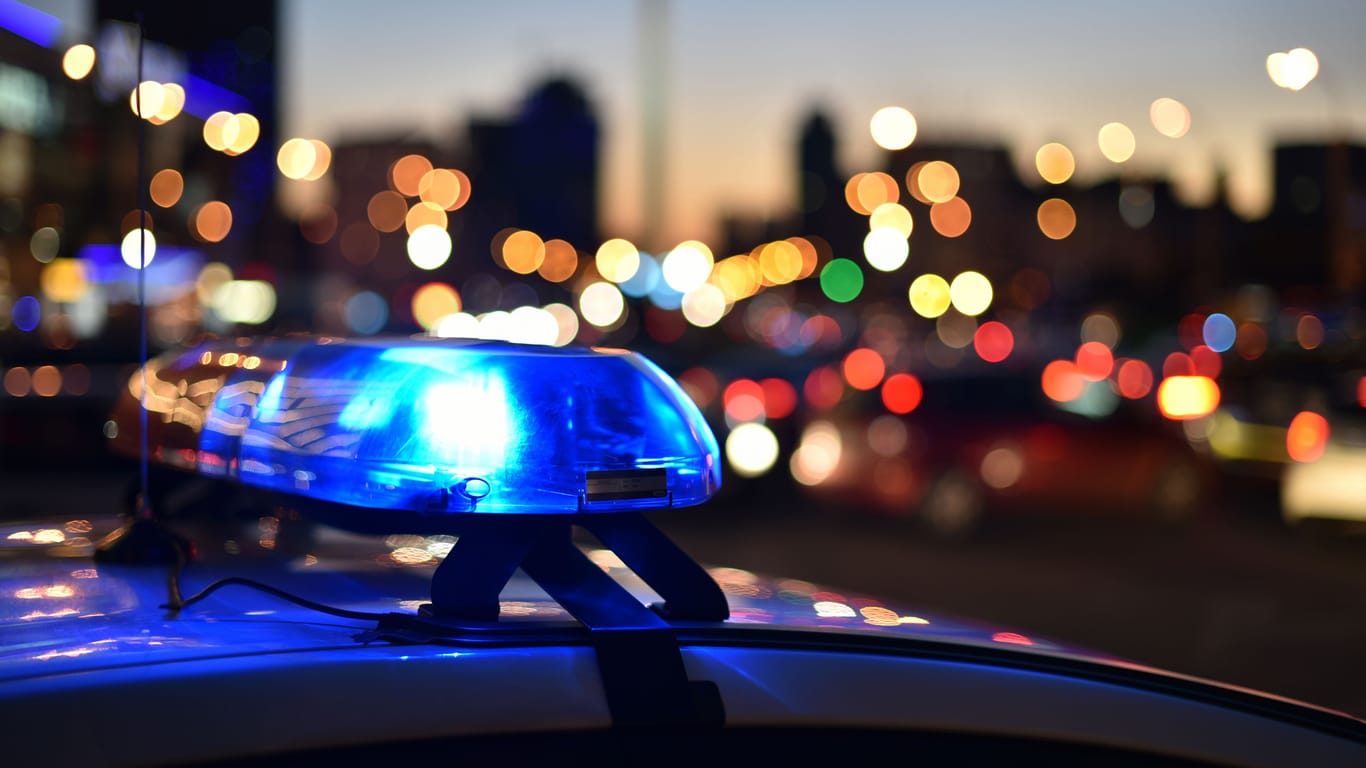 Ein Blaulicht auf einem Polizeiwagen (Symbolbild): In Neukölln wurden zwei hebräisch sprechende Menschen angegriffen.