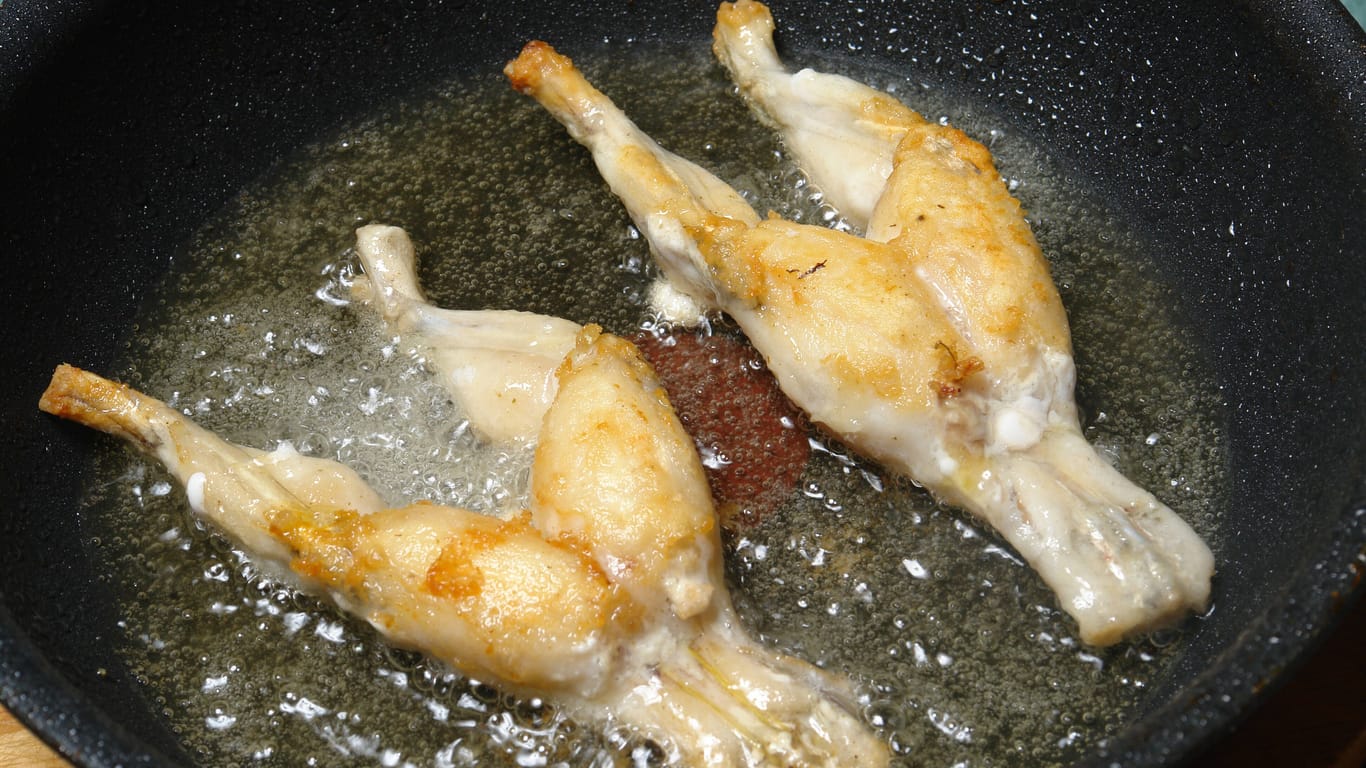 Froschschenkel werden traditionell zusammen mit Knoblauch in Butter anbraten.