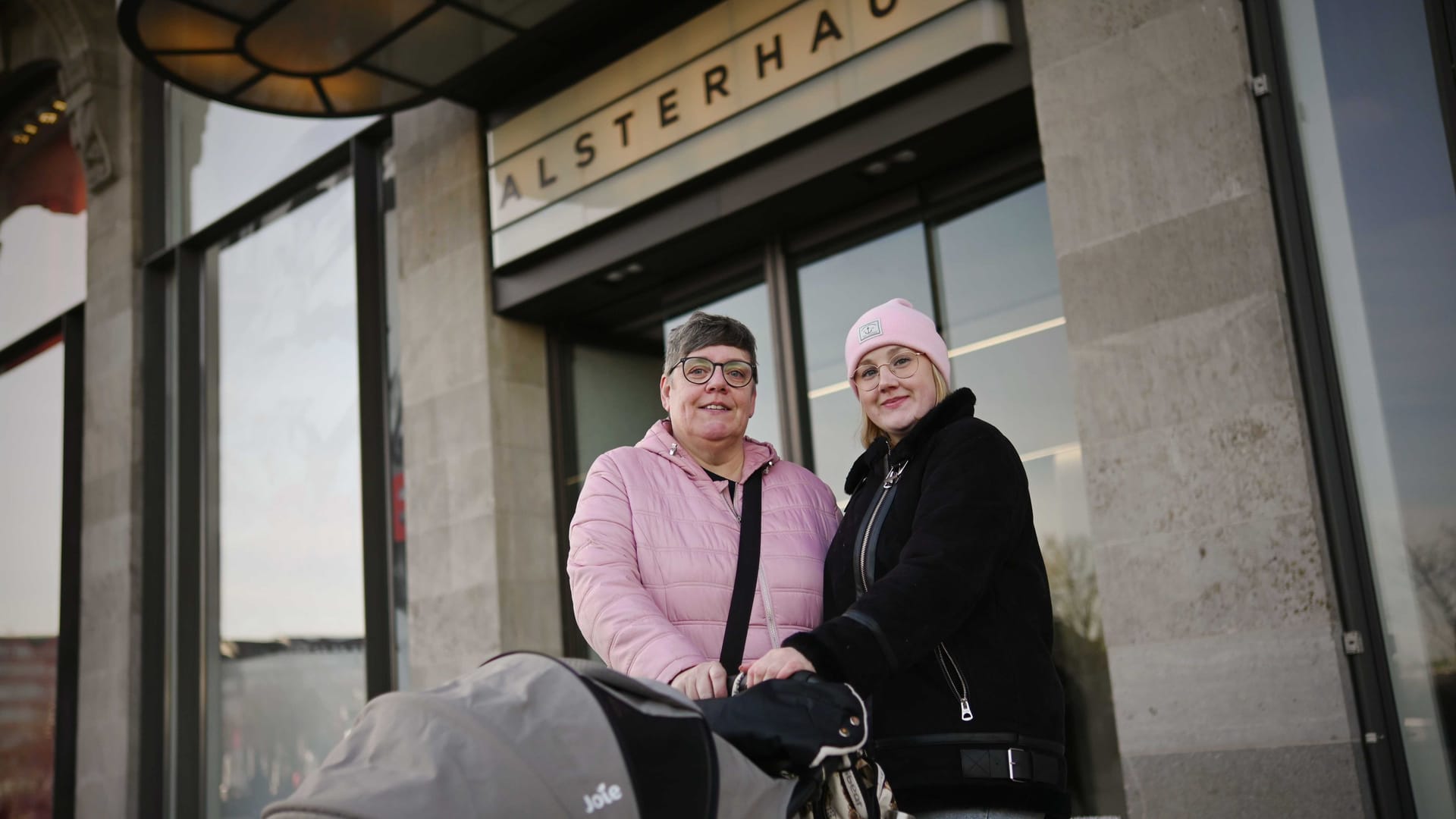 Uta Nolan mit Tochter Kate Nolan vor dem Alsterhaus: Die beiden Frauen vermeiden es, in das Kaufhaus zu gehen.