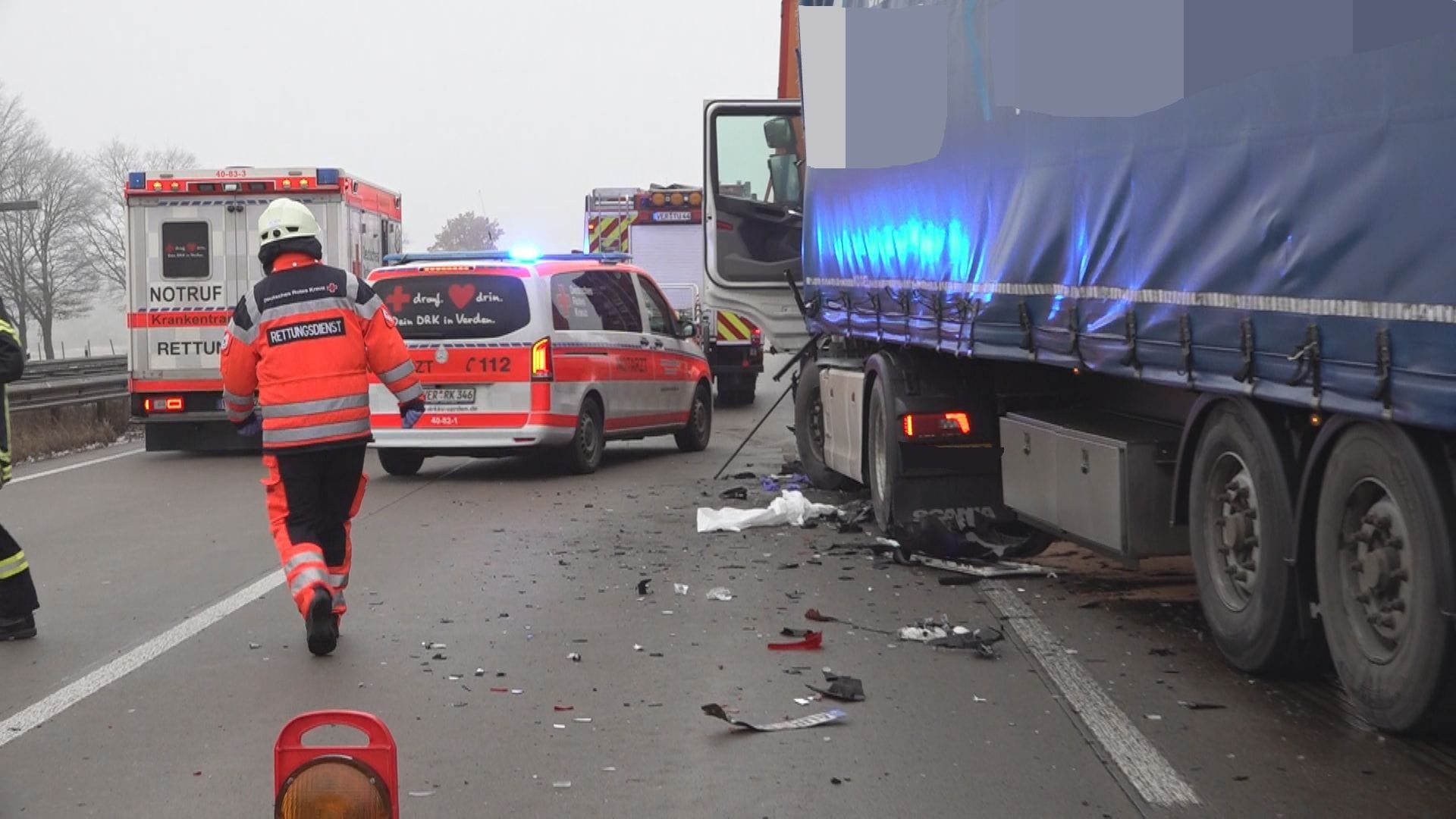 Ein Lkw ist offenbar in ein Stauende gekracht. Ein Lkw ist offenbar in ein Stauende gekracht.