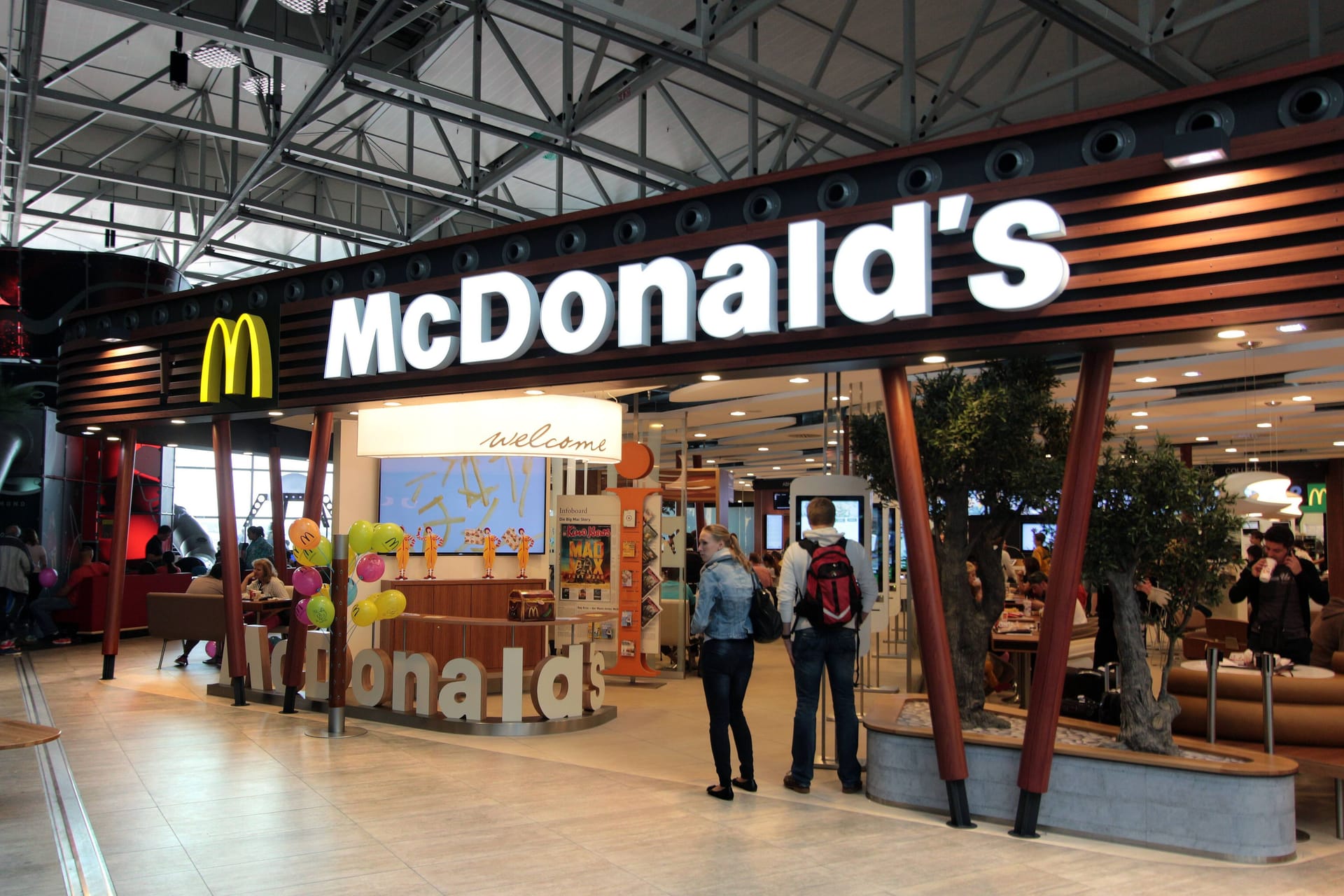 Ein McDonald's-Restaurant am Frankfurter Flughafen (Archivbild): Vor allem an hochfrequentierten Standorten sollen mehr Restaurants entstehen.