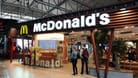 Ein McDonald's-Restaurant am Frankfurter Flughafen (Archivbild): Vor allem an hochfrequentierten Standorten sollen mehr Restaurants entstehen.