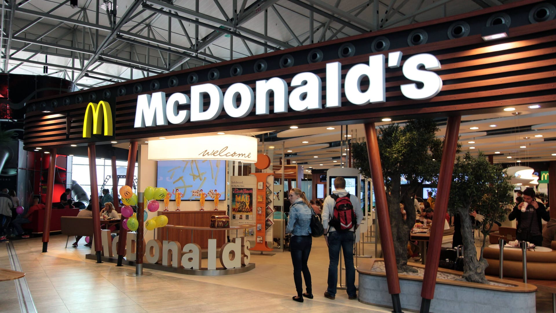 Ein McDonald's-Restaurant am Frankfurter Flughafen (Archivbild): Vor allem an hochfrequentierten Standorten sollen mehr Restaurants entstehen.