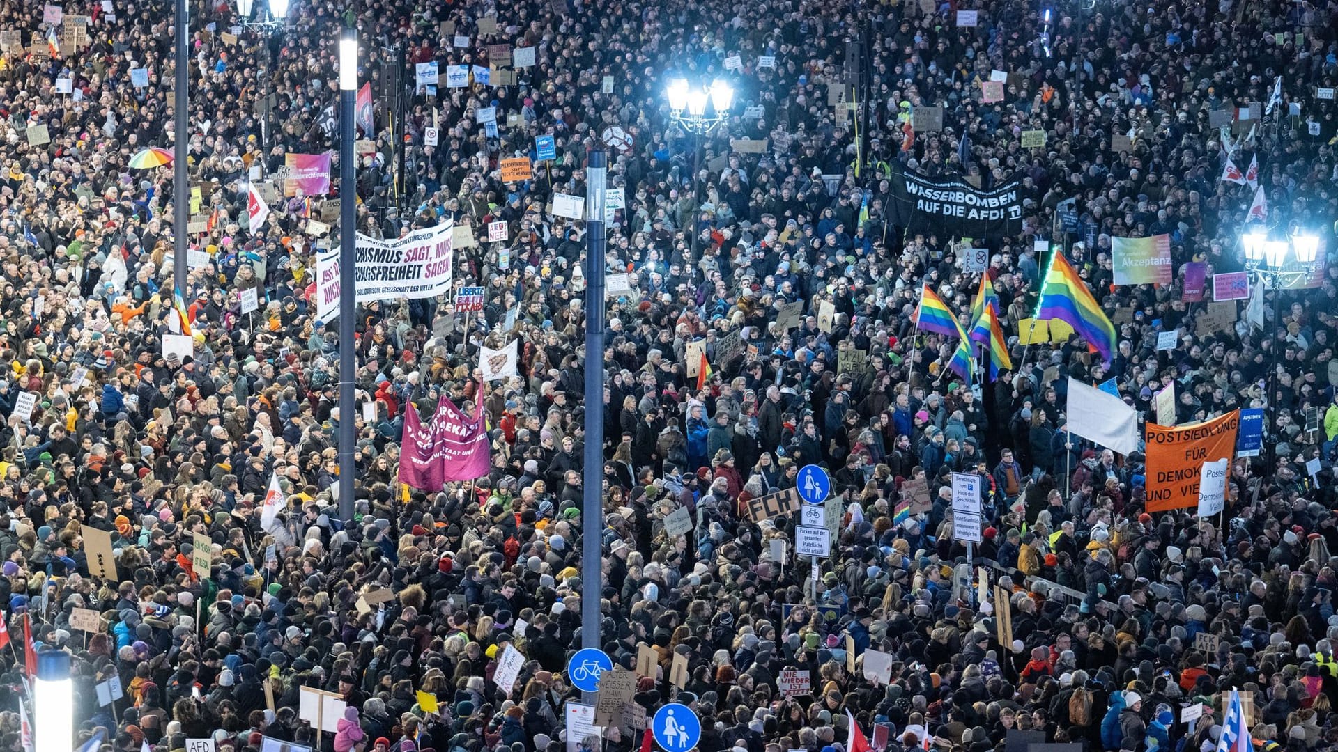 Menschen bei einer Demo gegen die AfD in Darmstadt: Auslöser waren Recherchen des Investigativmediums "Correctiv".