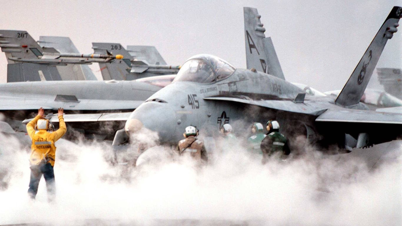 Amerikanische Soldaten und startende F A-18 Hornet (Archivbild): Im Jemen haben US-Kampfjets Drohnen der Huthi-Rebellen abgeschossen.