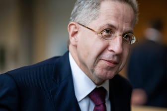 Hans-Georg Maaßen tritt als Zeuge im Untersuchungsausschuss "Politisch motivierte Gewalt" im Thüringer Landtag auf (Archivbild).