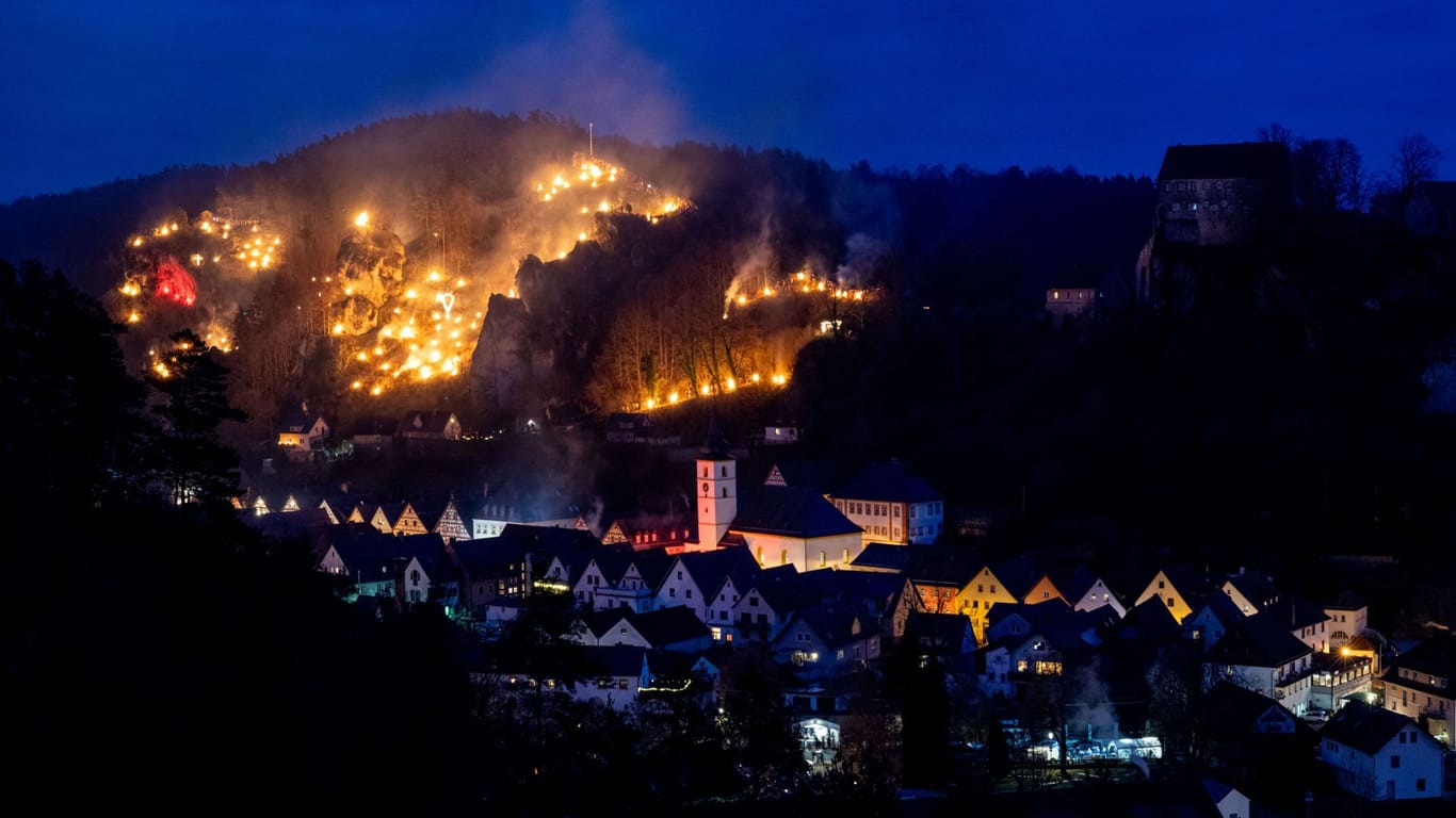 Die Feuer sind rund um den Ort in der Fränkischen Schweiz zu sehen.
