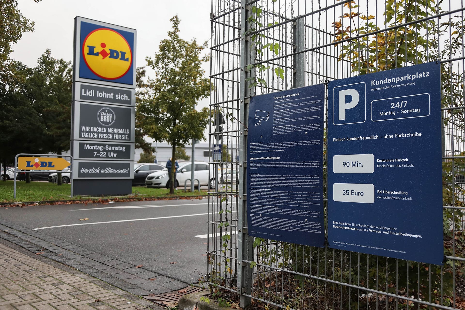 Einfahrt zu einem Lidl-Parkplatz (Symbolbild): Die Parkplätze werden überwacht.