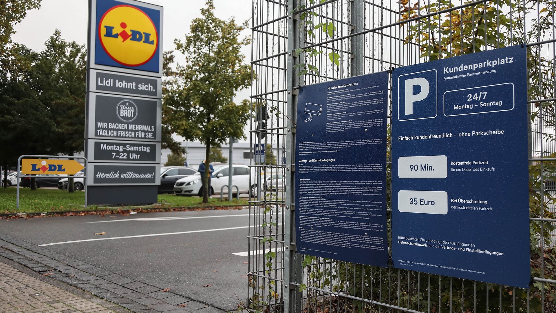 Einfahrt zu einem Lidl-Parkplatz (Symbolbild): Die Parkplätze werden überwacht.