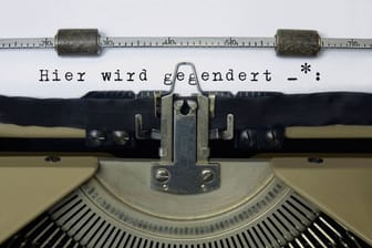 Schreibmaschine mit Schriftzug hier wird gegendert (Symbolfoto): Das Innenminister in Baden-Württemberg stoppt ein Volksbegehren gegen Gender-Pflicht.