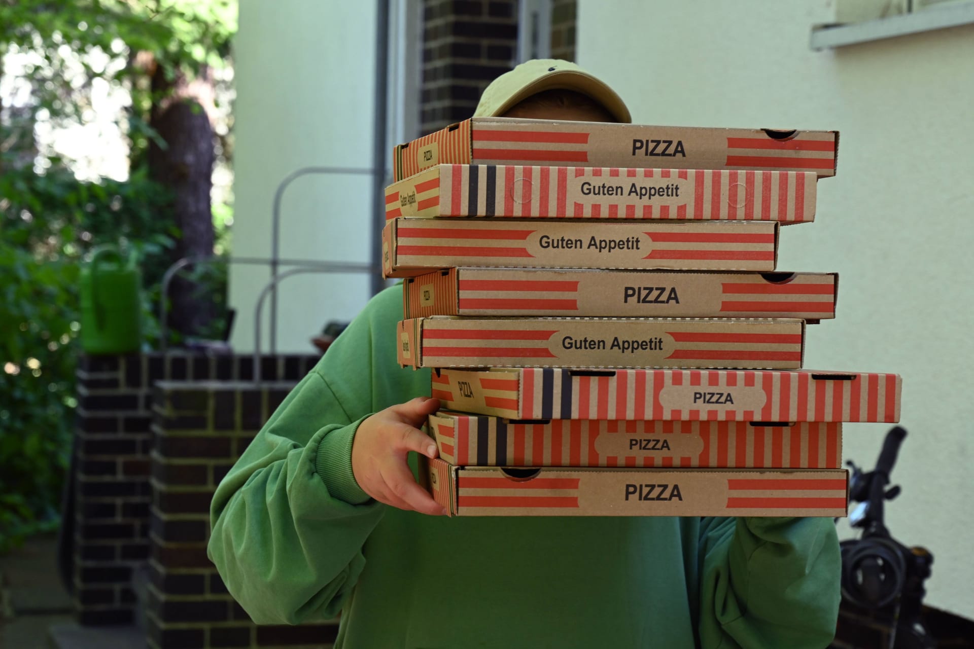 Pizzabote mit seiner heißen Ware (Symbolfoto): In Merseburg wurde ein Lieferant überfallen.