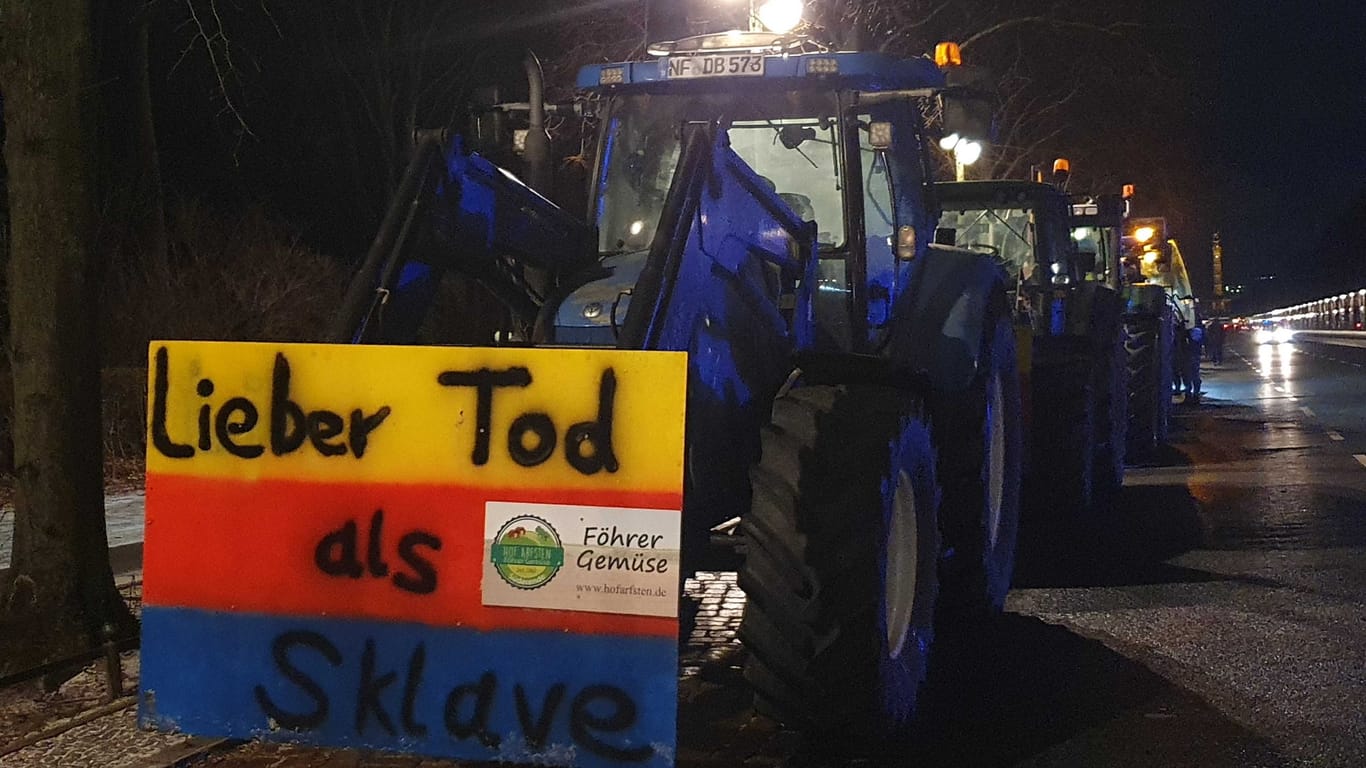 Robust-rabiater Protest: Der erste Traktor im Zug trägt einen in Friesland weit verbreiteten Spruch aus dem 19. Jahrhundert vor der Haube.