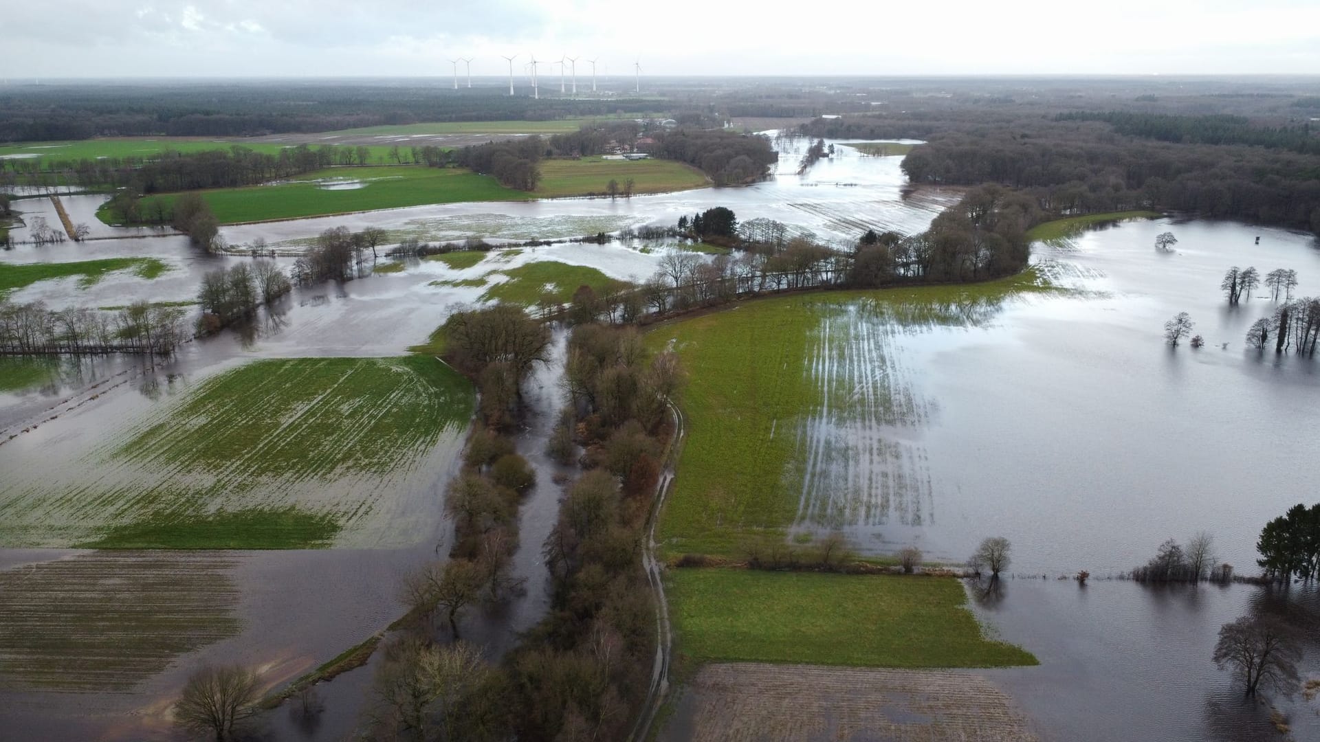 Der kleine Fluss Hunte ist in der Nähe vor Oldenburg über die Ufer getreten und überschwemmt die umliegenden Wiesen und Äcker. Die Hochwasserlage ist weiter äußerst angespannt.