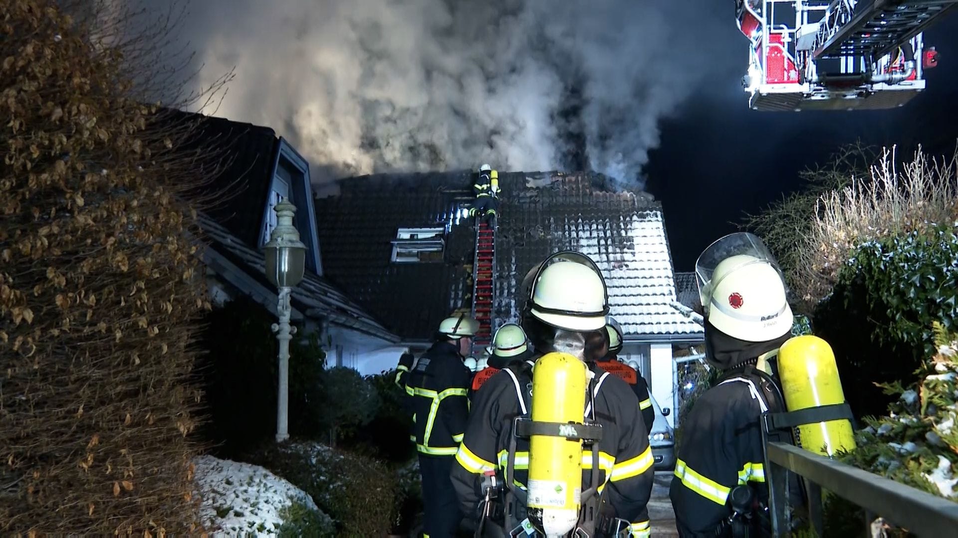 Einsatzkräfte vor der brennenden Villa: Die Feuerwehr hatte große Mühe, den Brand zu löschen. Einsatzkräfte vor der brennenden Villa: Die Feuerwehr hatte große Mühe, den Brand zu löschen.