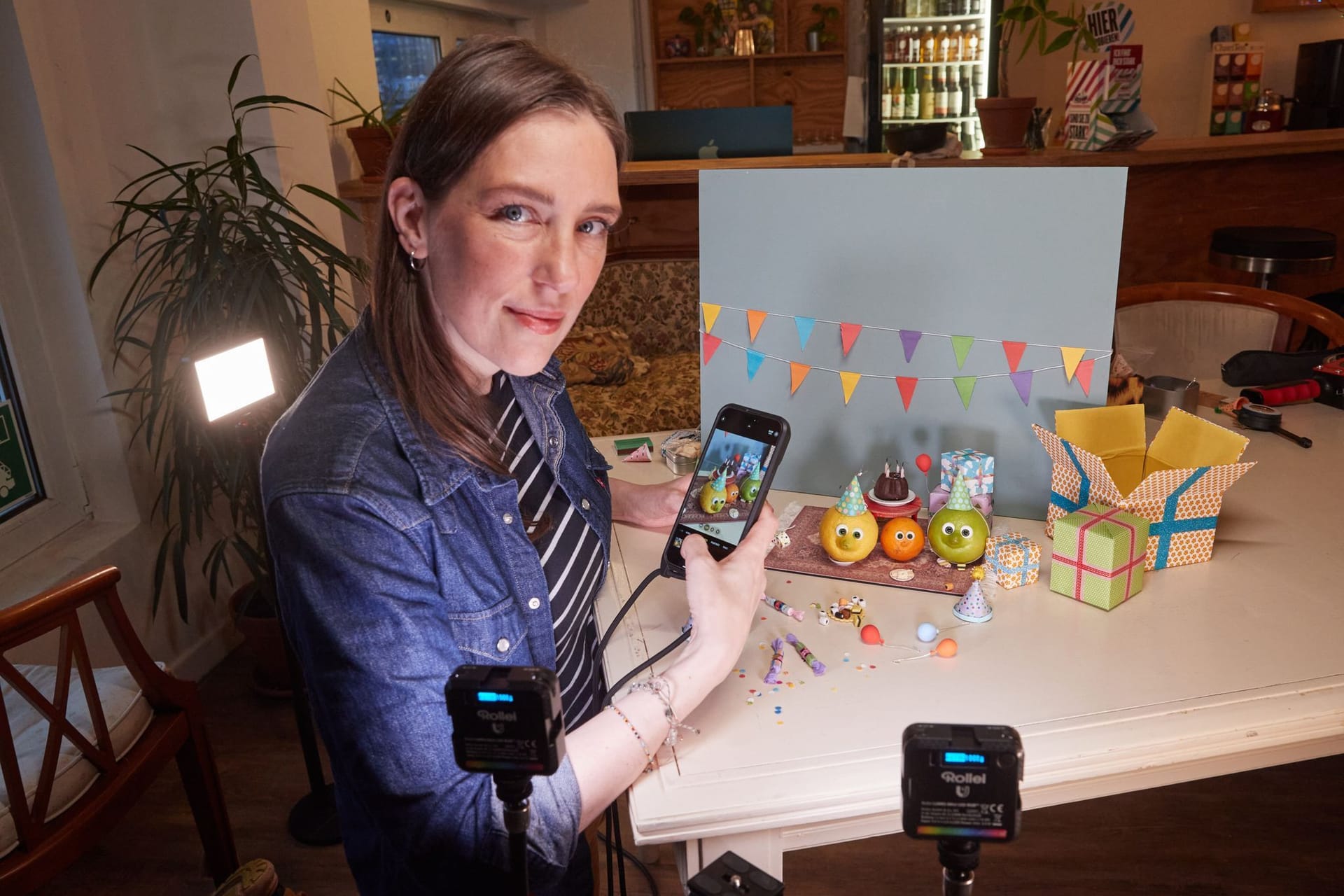 Birte Maskallis fotografiert ihre Zitronen mit Glasaugen aus der "Zitronen-WG": Die Künstlerin arangiert Alltagsszenen mit den präparierten Zitrusfrüchten für Kurzfilme und lädt diese ins Internet.