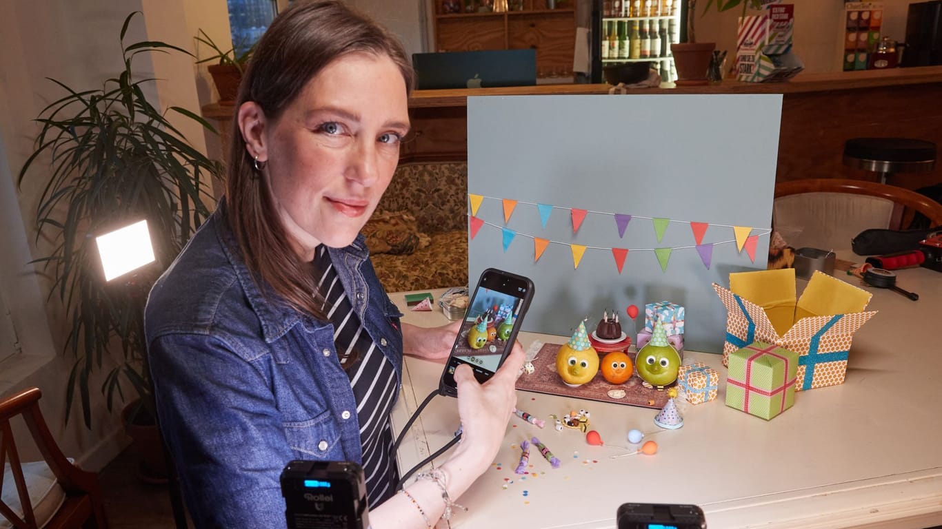 Birte Maskallis fotografiert ihre Zitronen mit Glasaugen aus der "Zitronen-WG": Die Künstlerin arangiert Alltagsszenen mit den präparierten Zitrusfrüchten für Kurzfilme und lädt diese ins Internet.