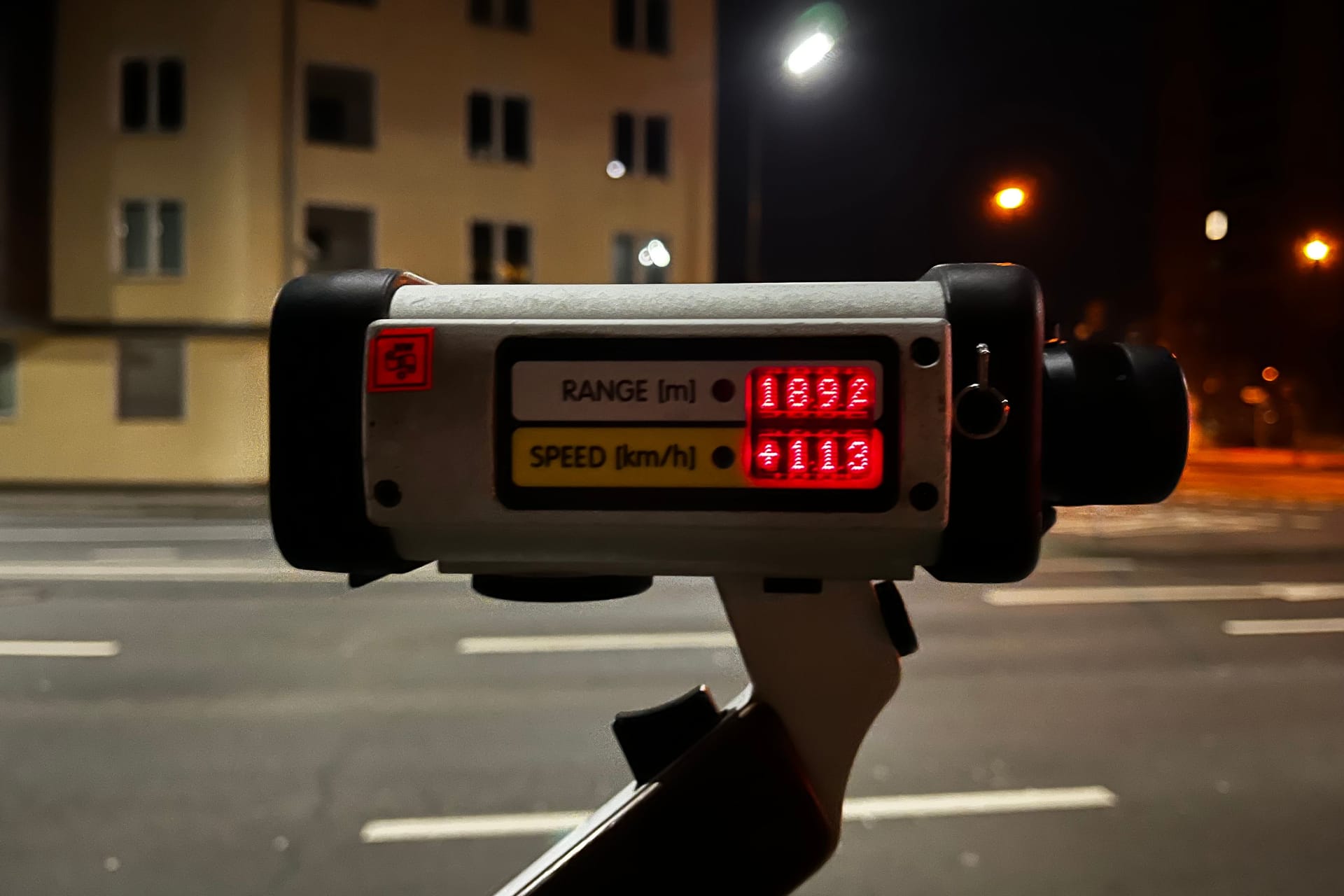Das Messgerät der Polizei zeigt die Geschwindigkeit von 113 km/h an. Erlaubt sind auf der Mecumstraße 50.