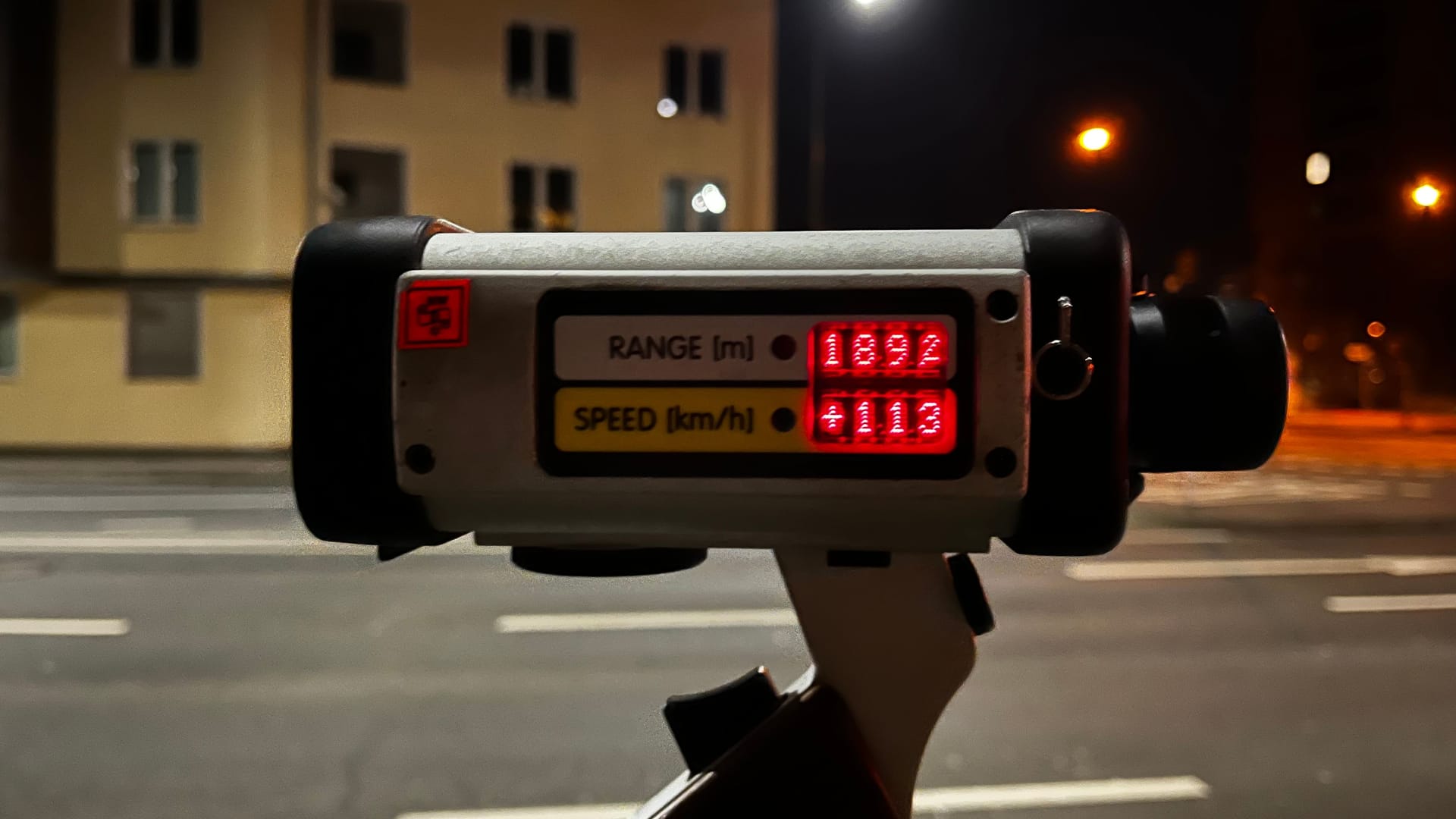 Das Messgerät der Polizei zeigt die Geschwindigkeit von 113 km/h an. Erlaubt sind auf der Mecumstraße 50.