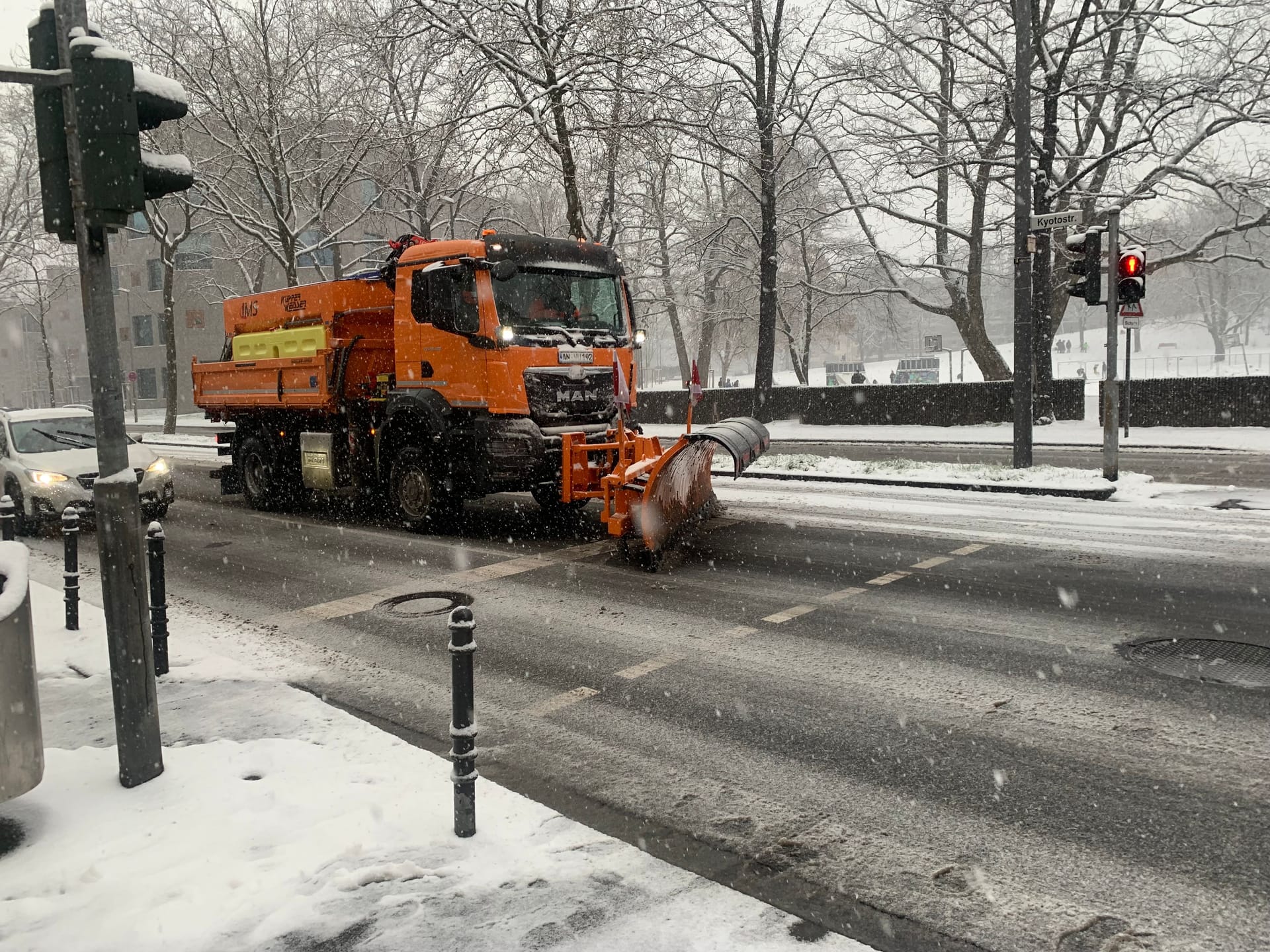 Die Räumfahrzeuge der Stadt Köln sind den ganzen Tag im Einsatz, wie hier am Hansaring.