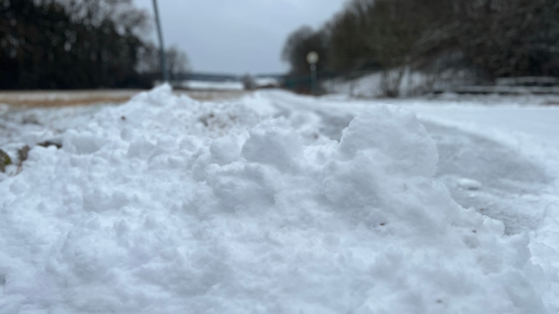 Auf vielen schneebedeckten Straßen kam es zu Unfällen.