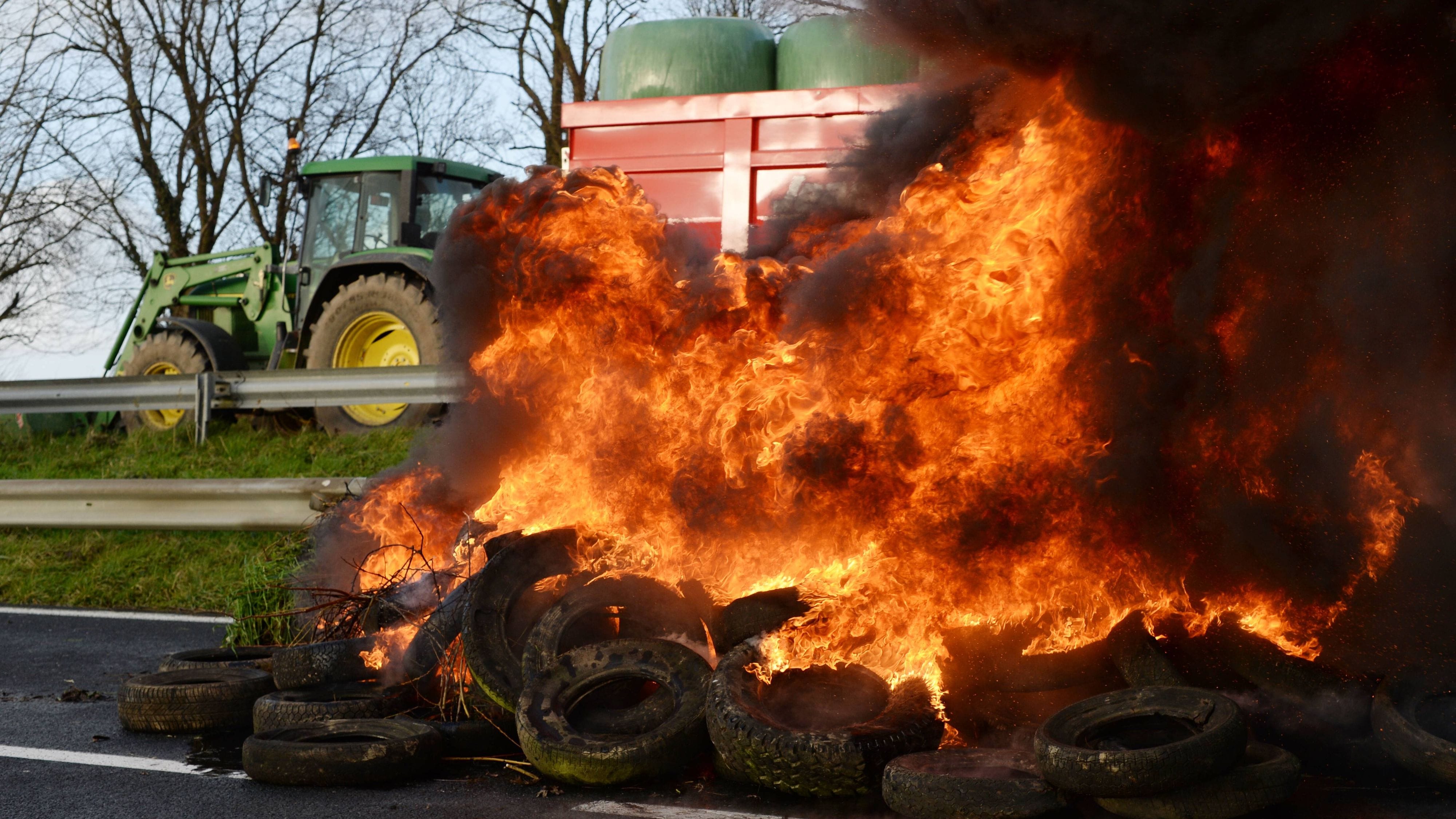 Frankreich | Protestierende Bauern blockieren Autobahnen