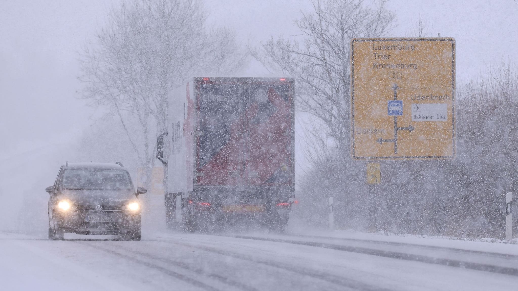 Schnee legt Verkehr in NRW lahm: Schulen geschlossen