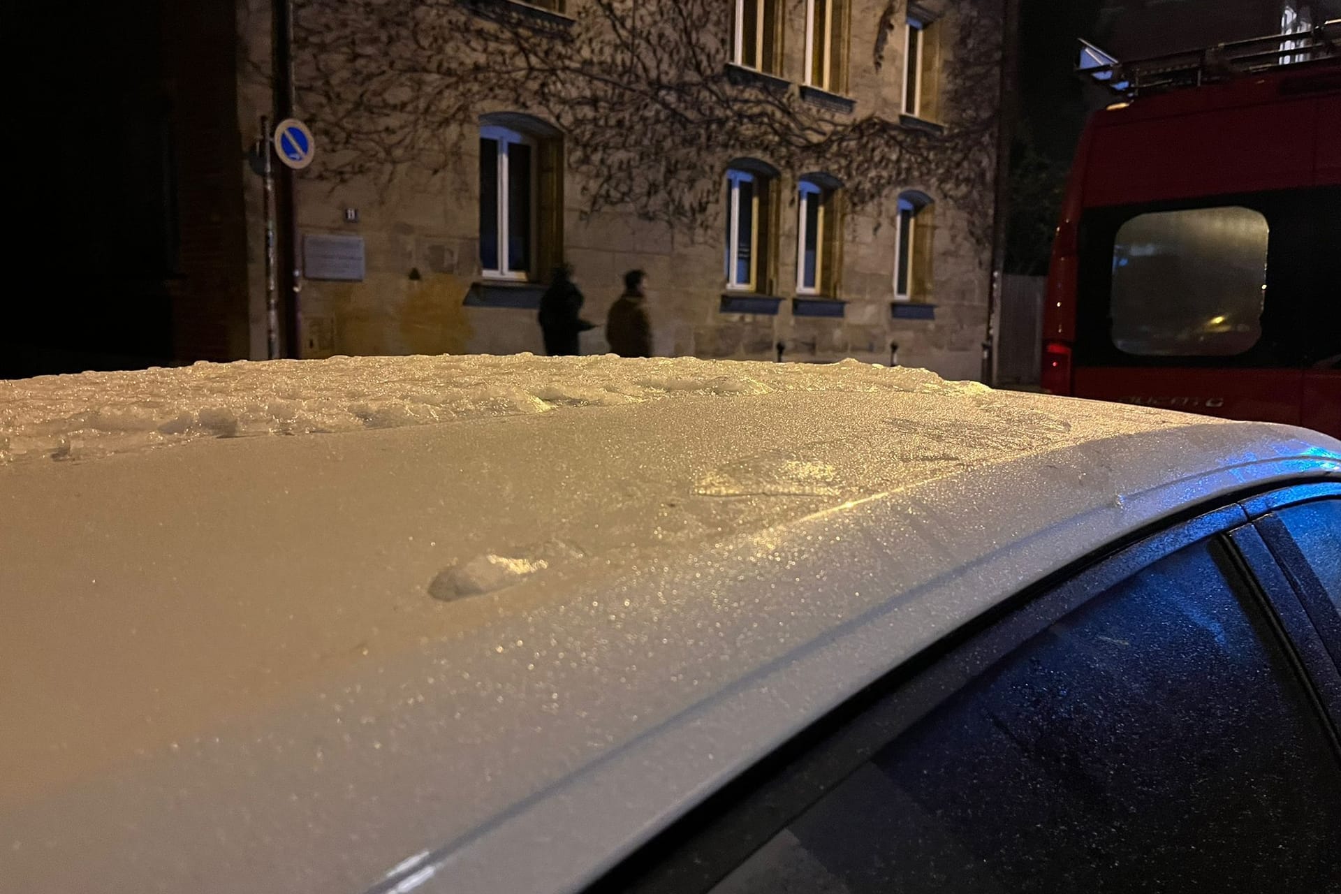 Am Freitagabend war es in Nürnberg stellenweise glatt durch überfrierende Nässe.