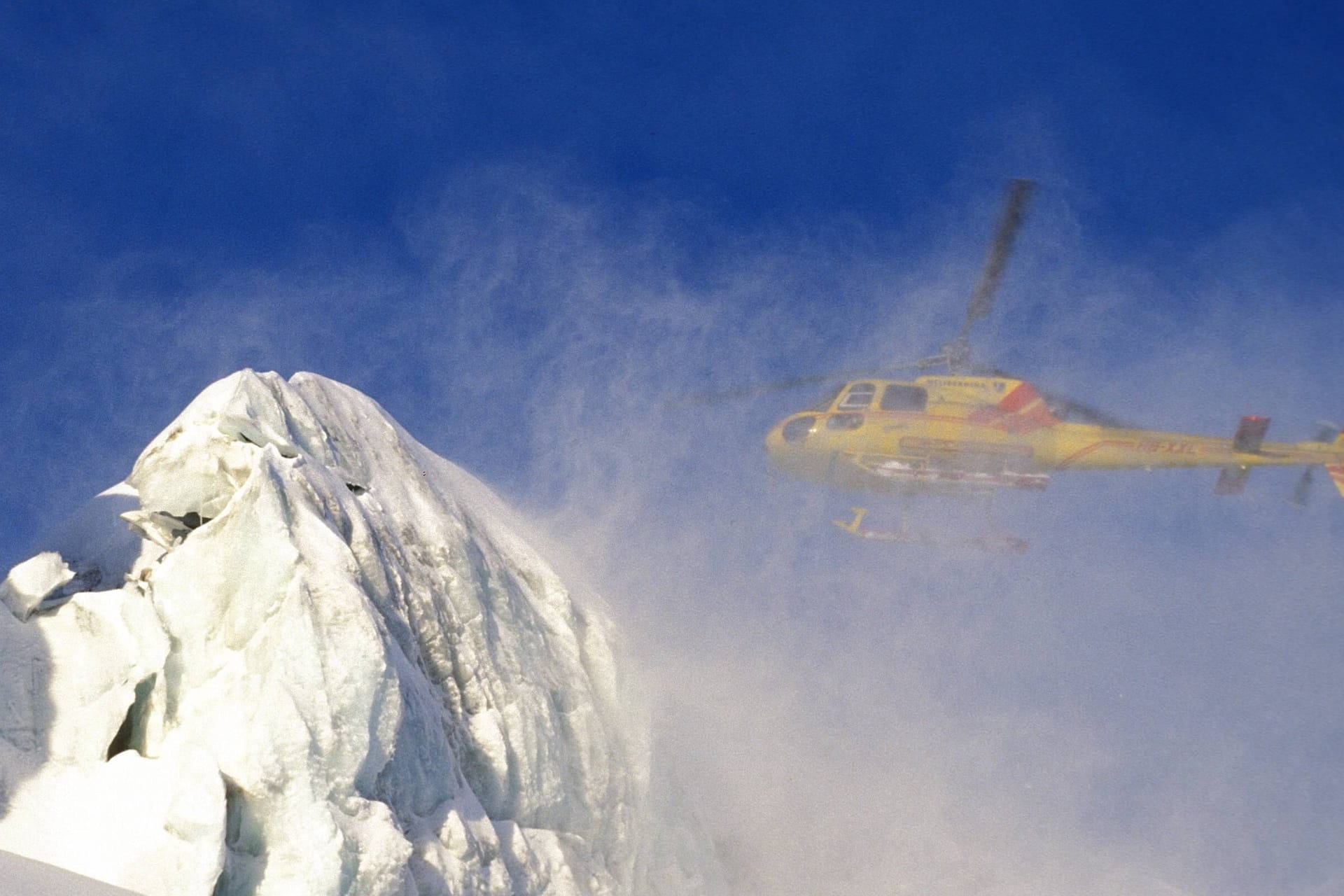 Hubschrauber über schneebedeckten Berggipfeln (Symbolfoto): Die Unfallursache ist bislang ungeklärt.