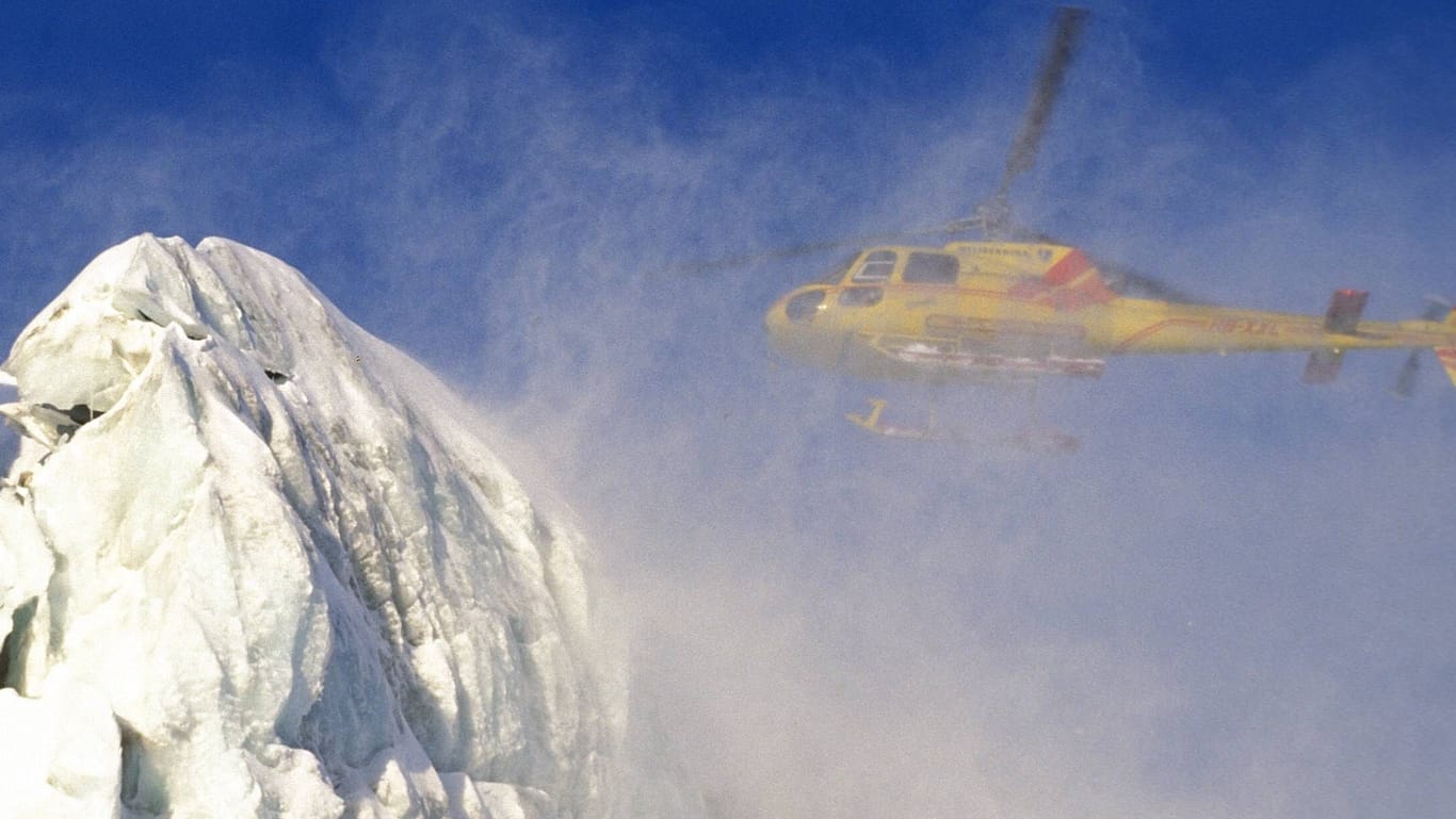 Hubschrauber über schneebedeckten Berggipfeln (Symbolfoto): Die Unfallursache ist bislang ungeklärt.