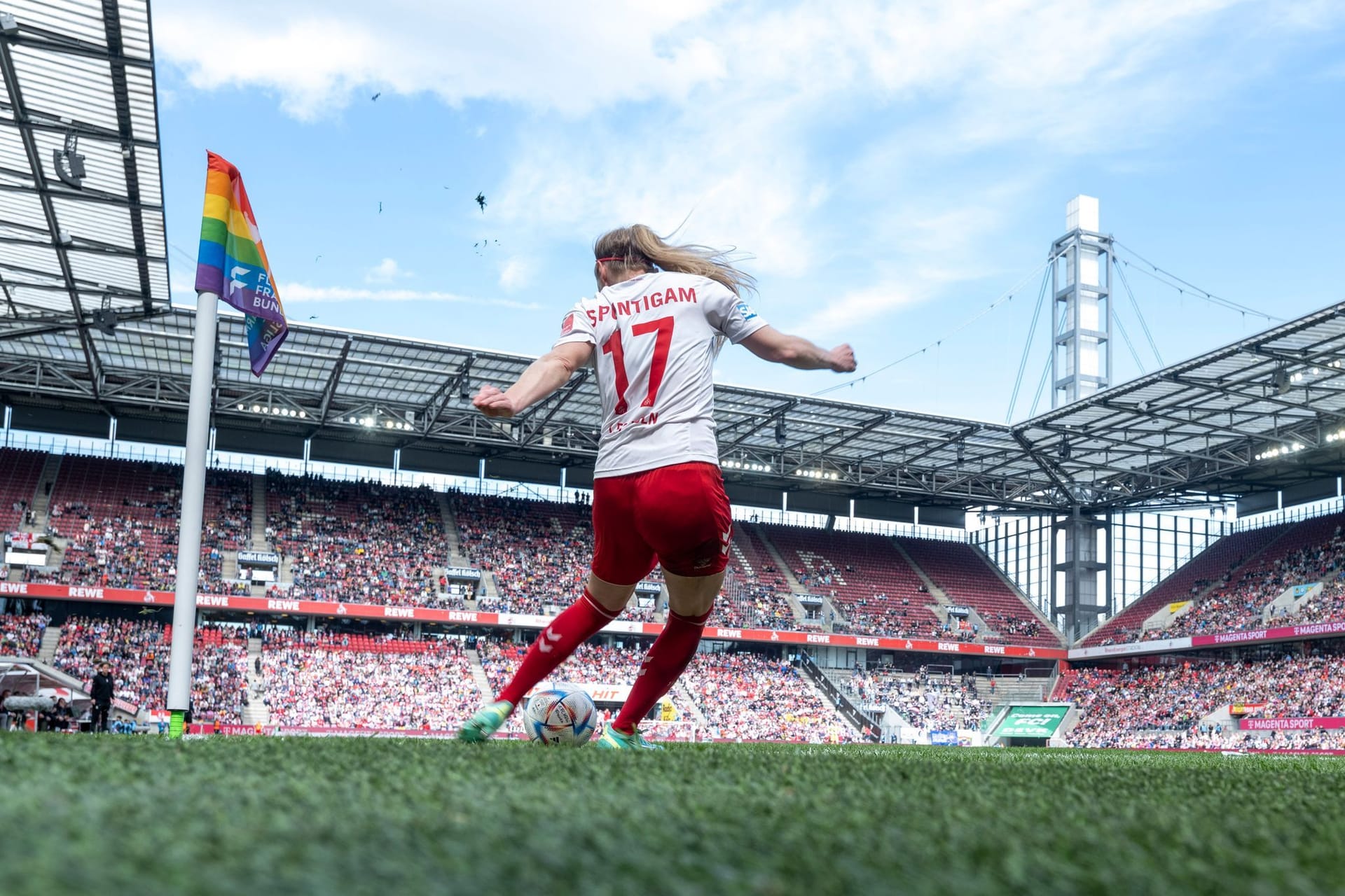 Frauenfußball in großen Bundesliga-Stadien