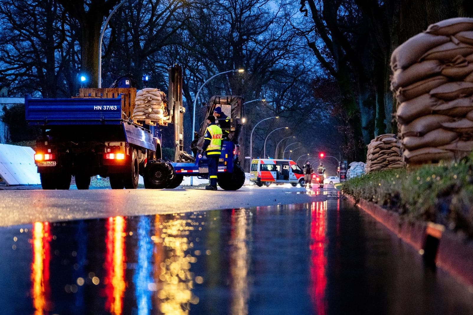 Hochwasser in Oldenburg: Einsatzkräfte laden bei Regen zahlreiche Sandsäcke an der Sandkruger Straße im Stadtteil Bümmerstede ab.