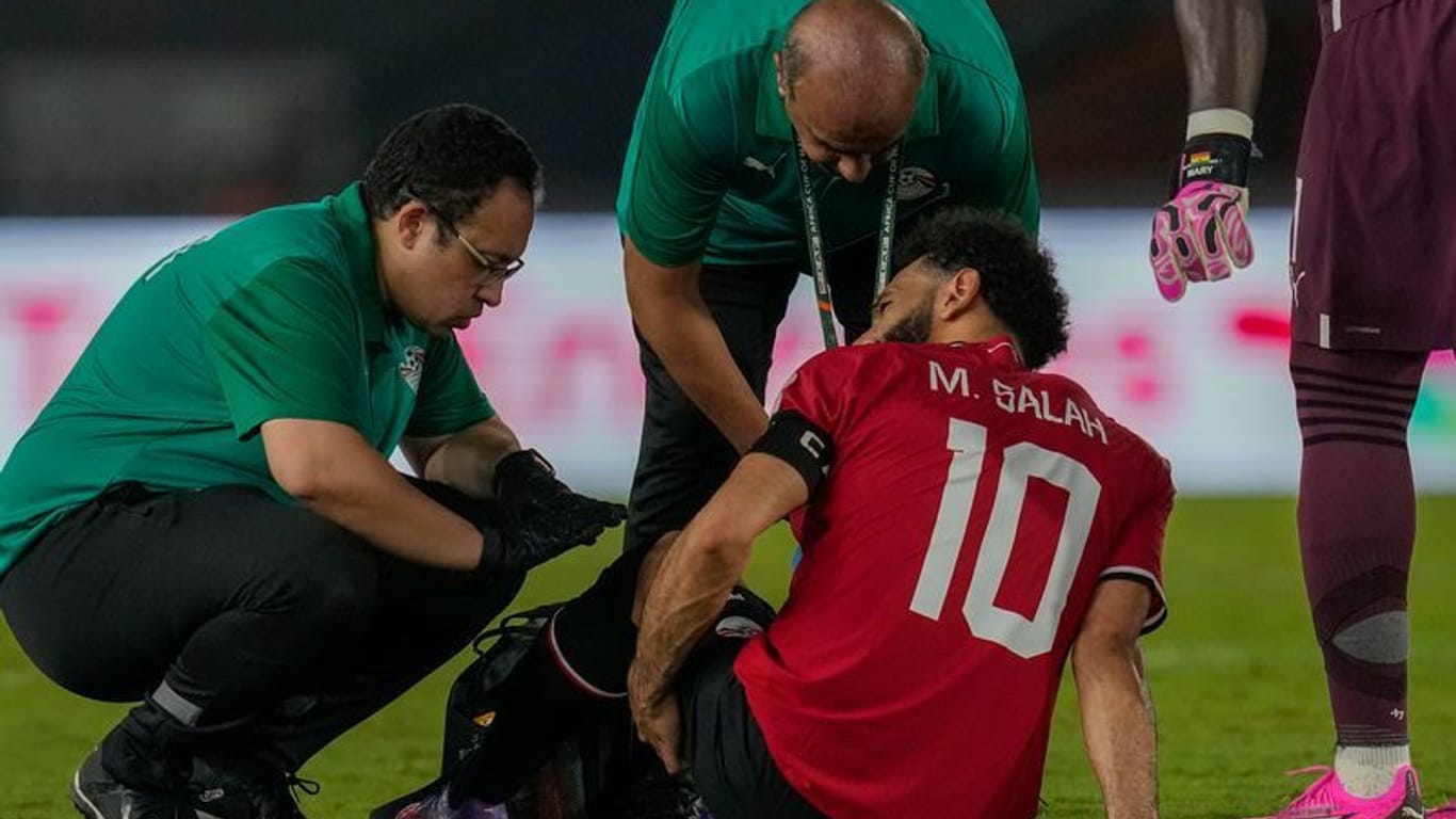 Ägyptens Mohamed Salah wird während des Spiels medizinisch behandelt.