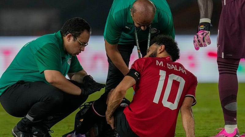 Ägyptens Mohamed Salah wird während des Spiels medizinisch behandelt.